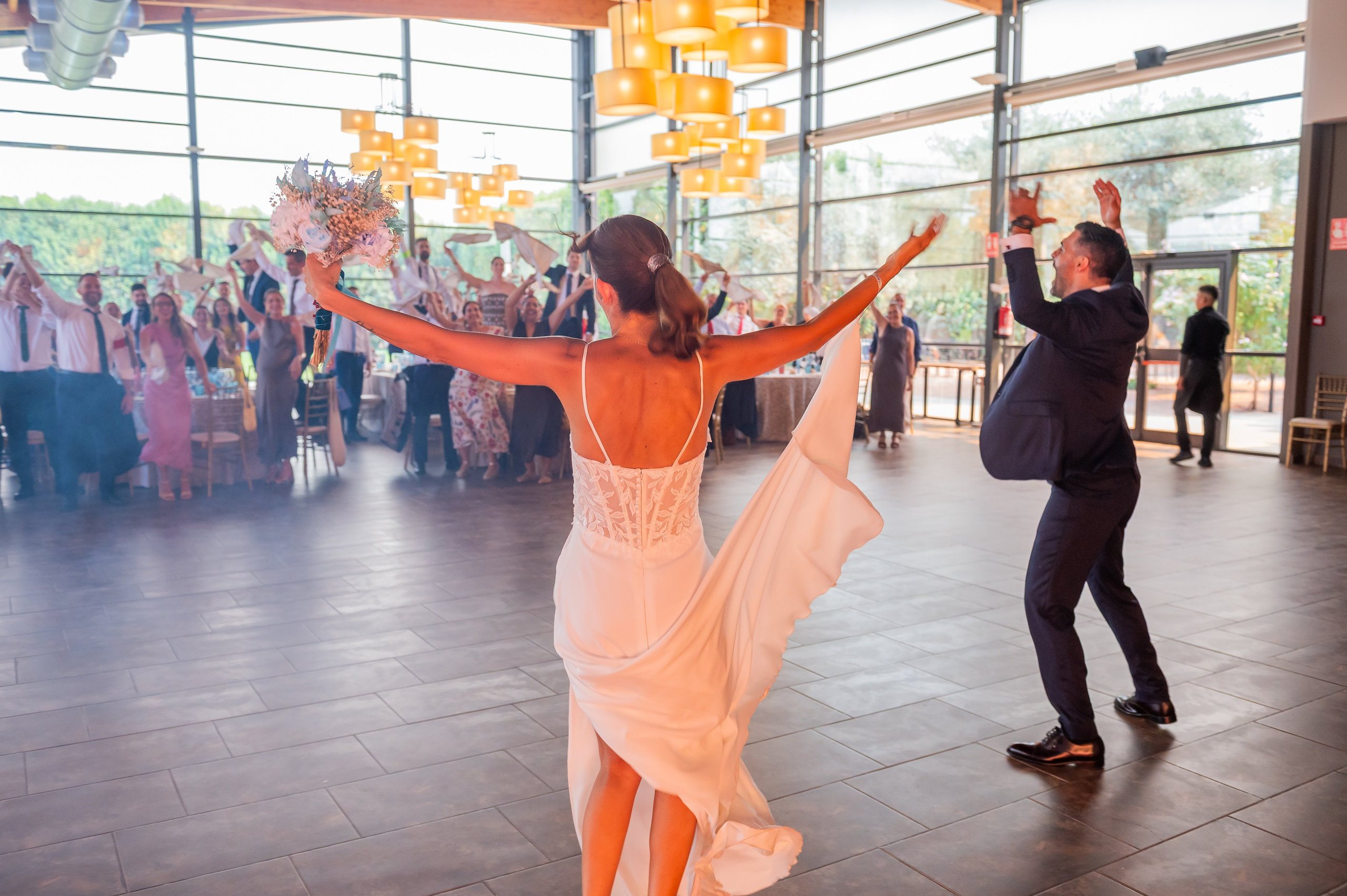 Primer baile de Sara y Torna en el salón