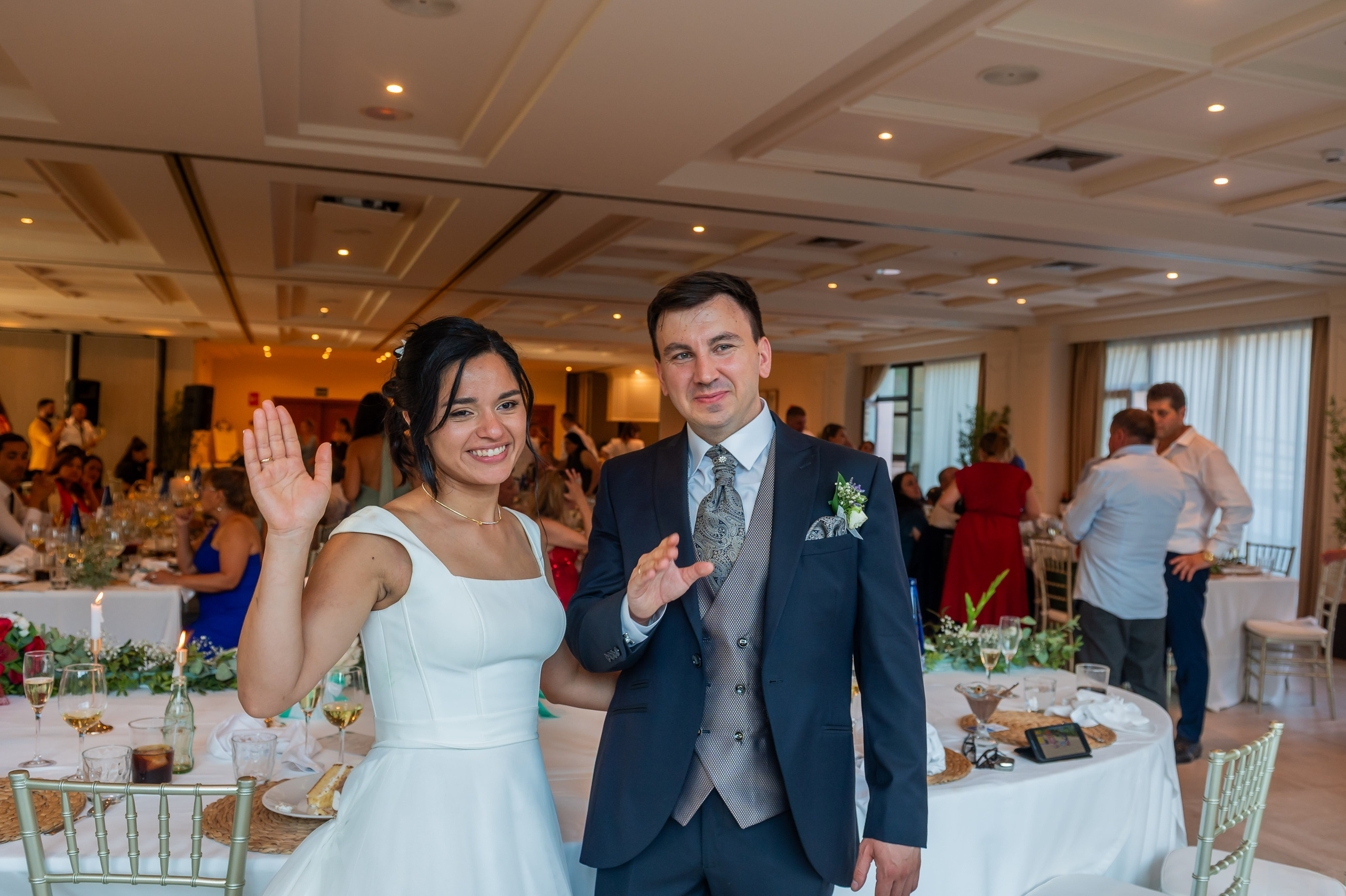 Irina y Alex celebrando en el salón del balneario