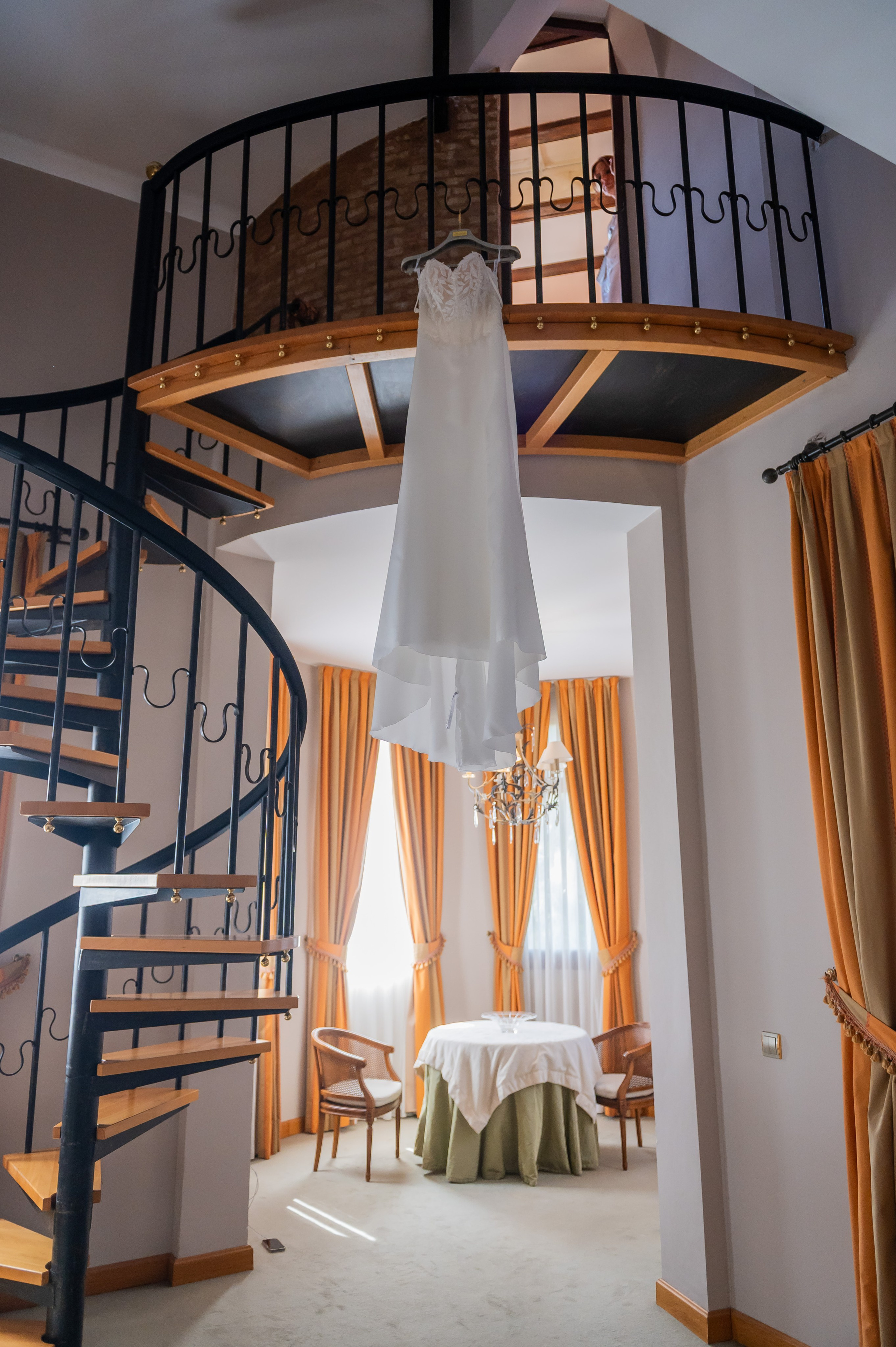 Vestido de novia colgado junto a la escalera de caracol