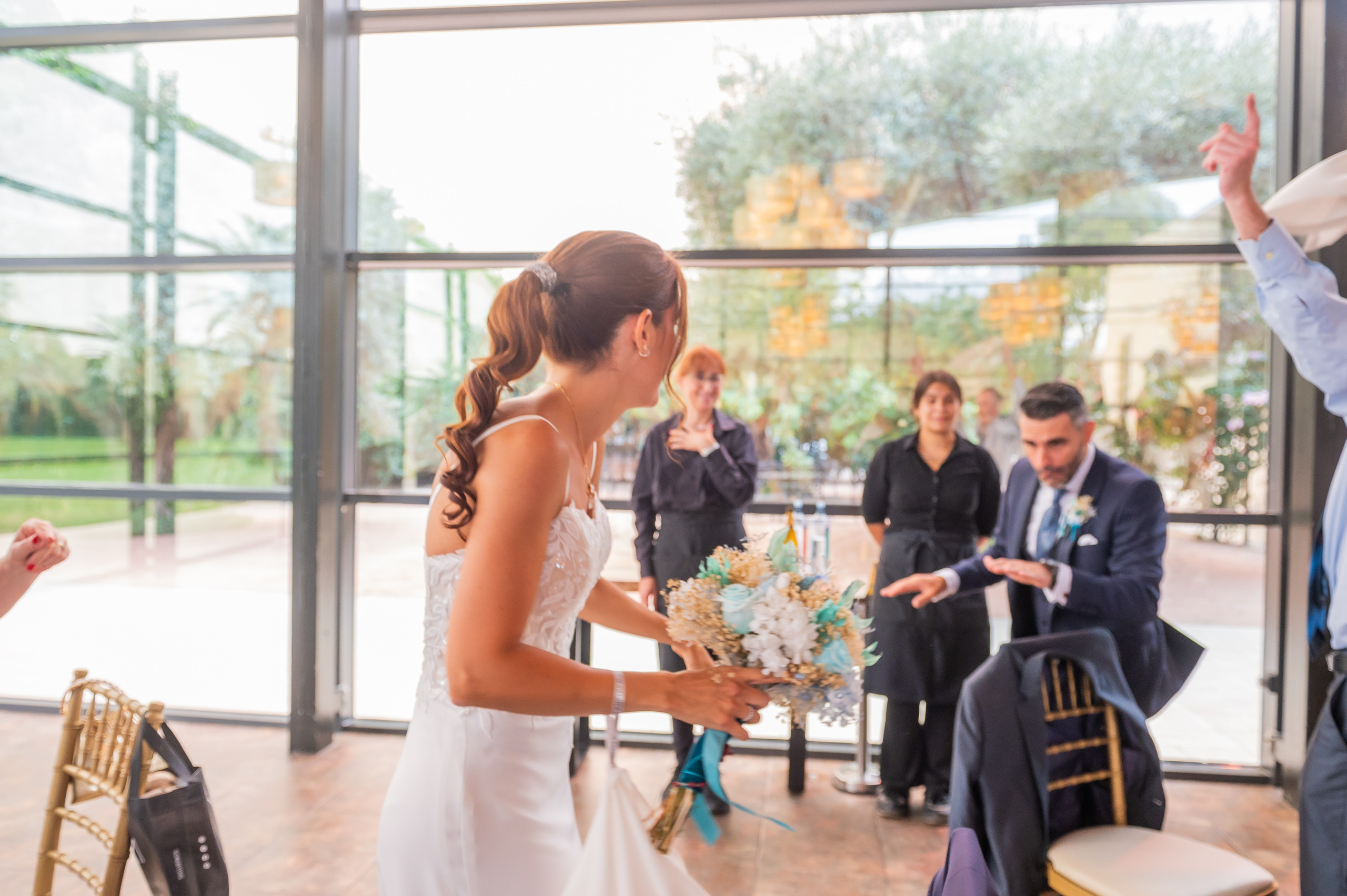 Sara con invitados en el salón del banquete