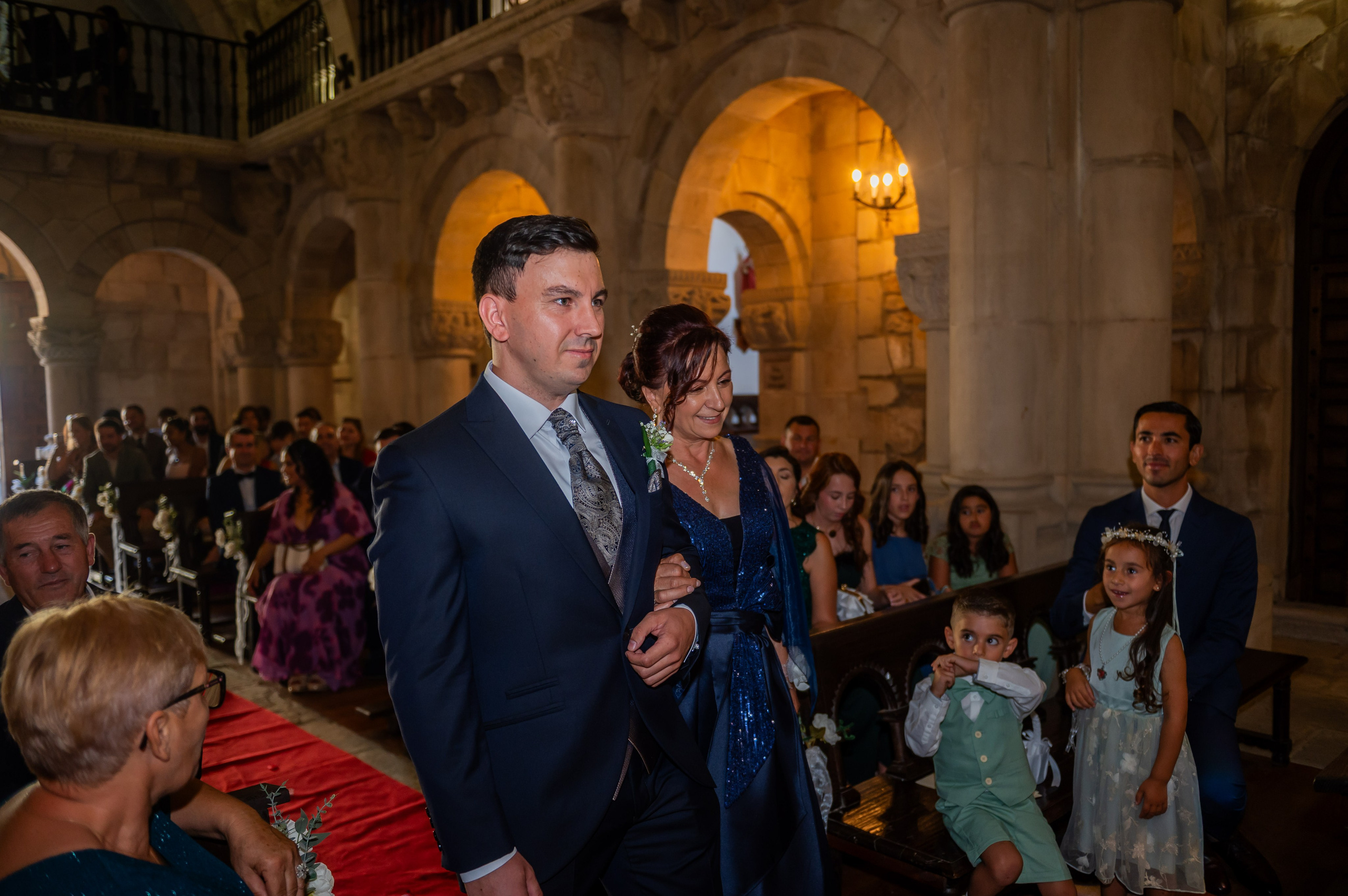 Novio en el altar esperando la llegada de Irina