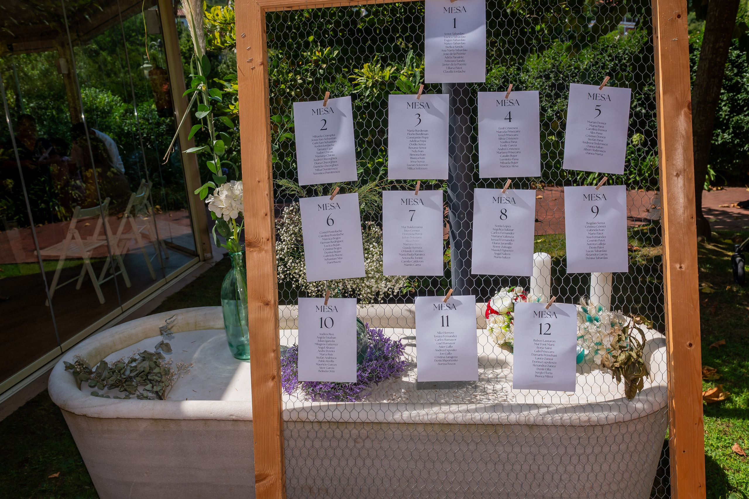 Seating plan de la boda en una bañera antigua con flores
