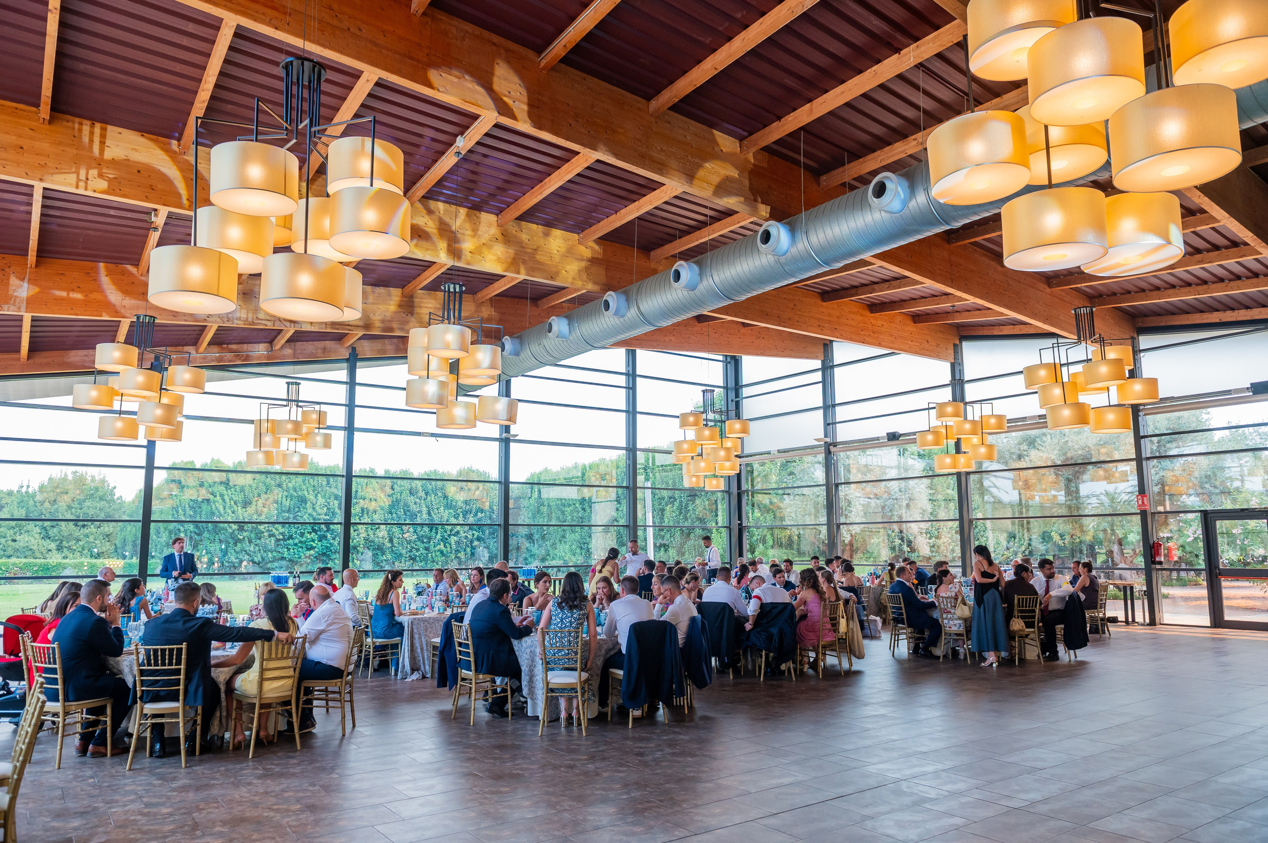 Mesas del banquete con lámparas de mimbre