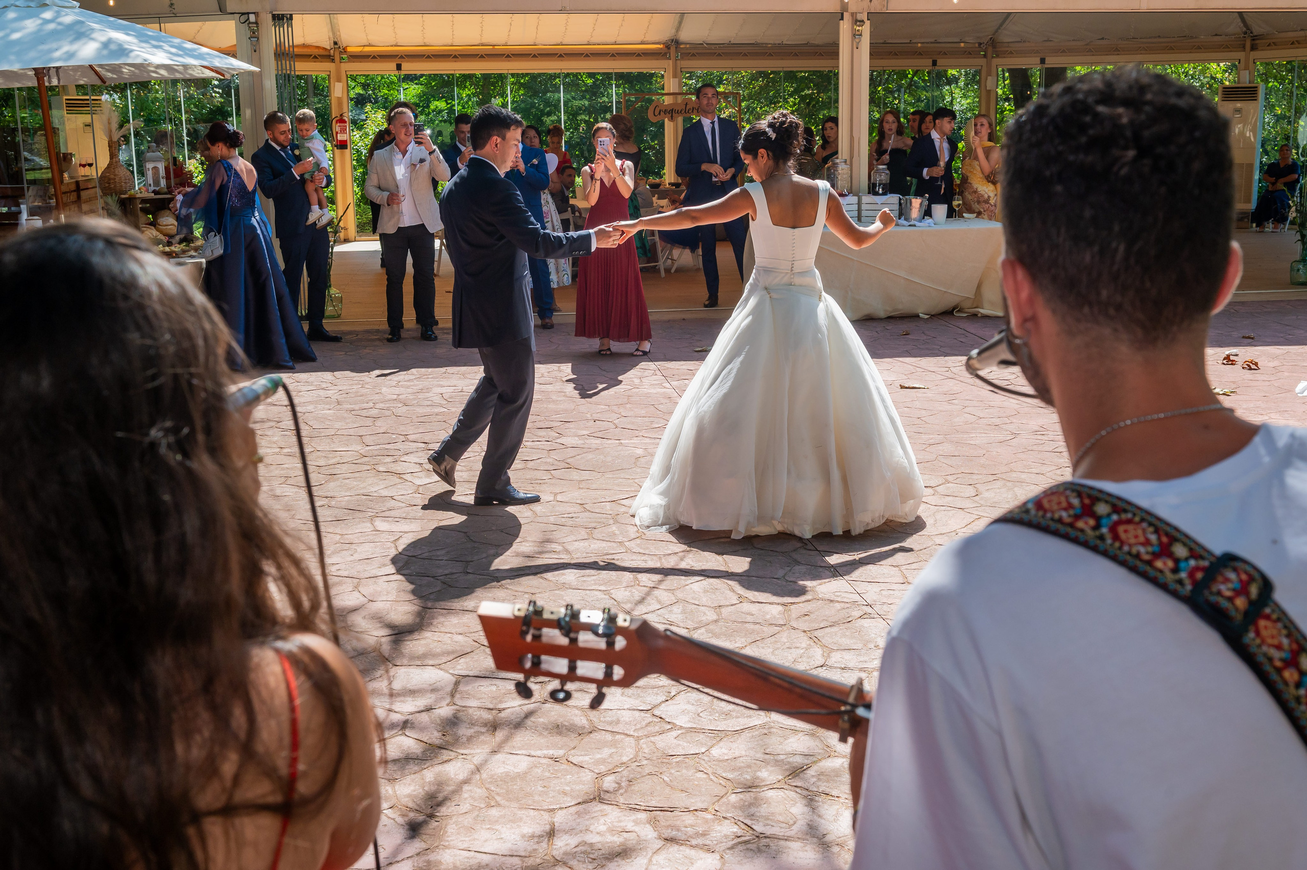 Músicos tocando guitarra para los novios en el cóctel