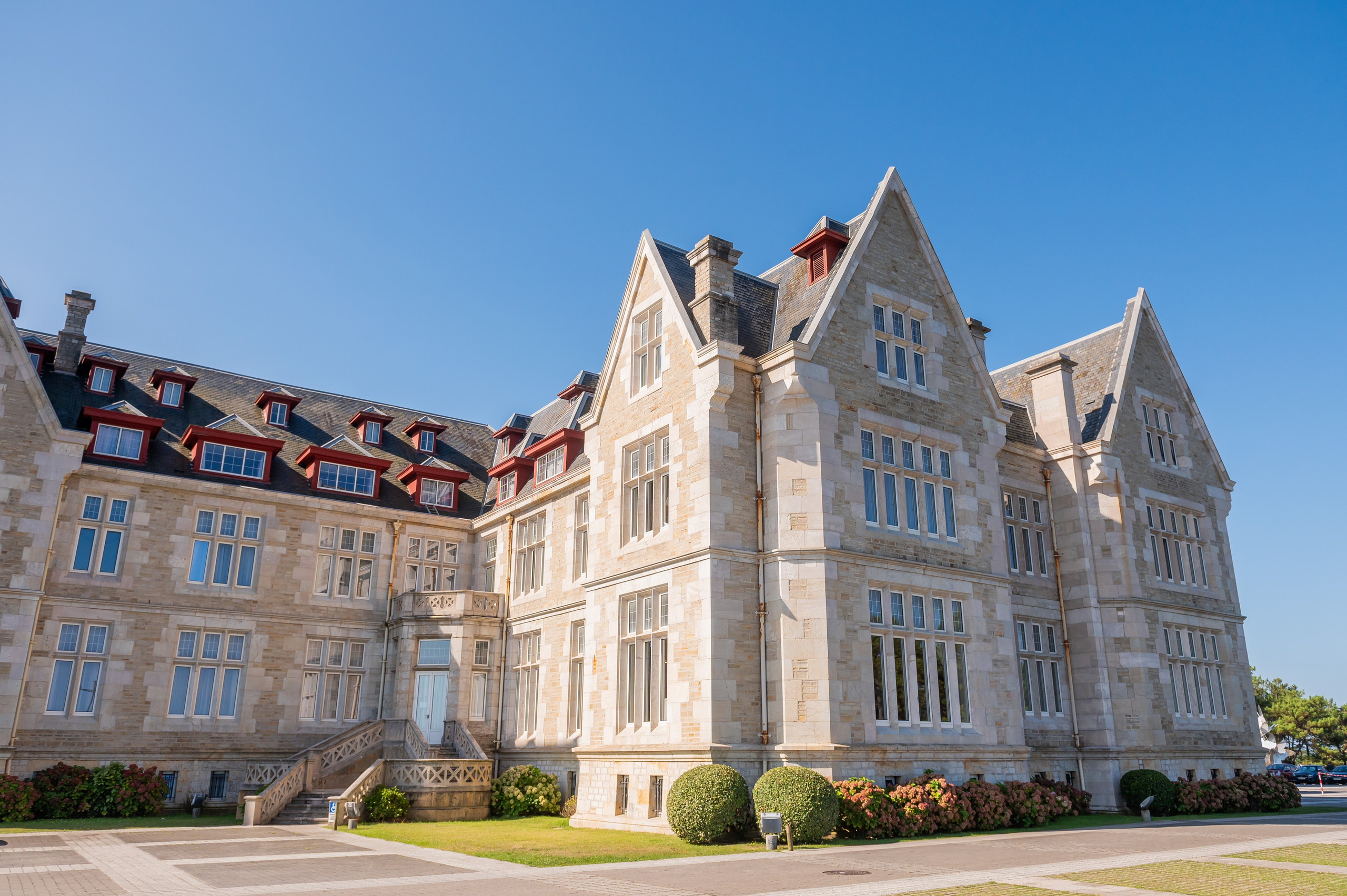 Fachada del Palacio de la Magdalena con cielo azul · boda en Cantabria