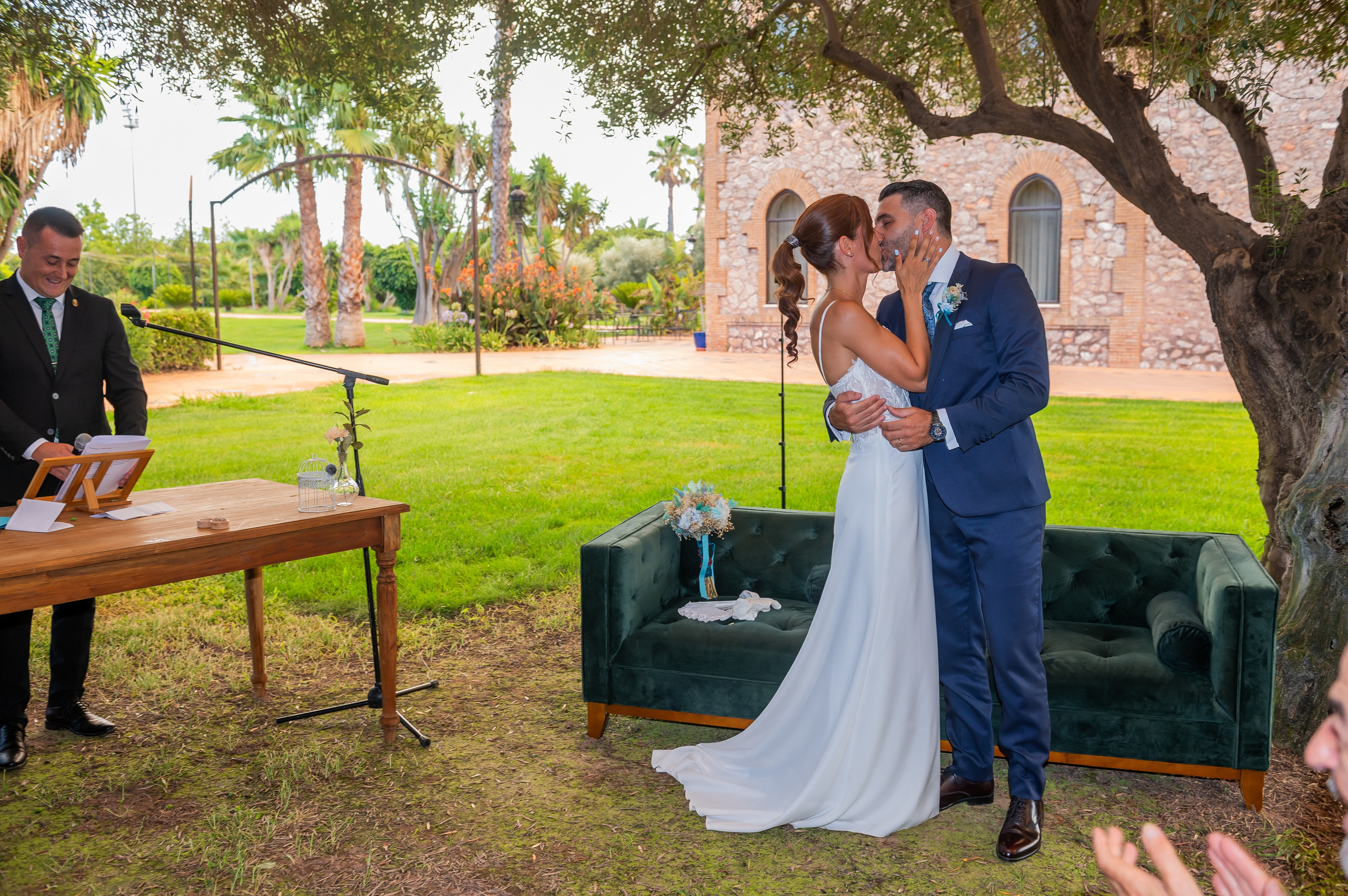 Primer beso de Sara y Torna como casados