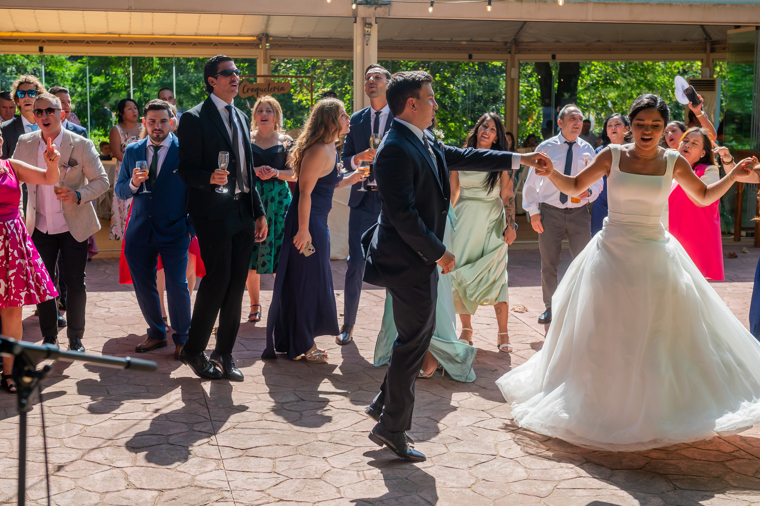 Invitados bailando con los novios al aire libre