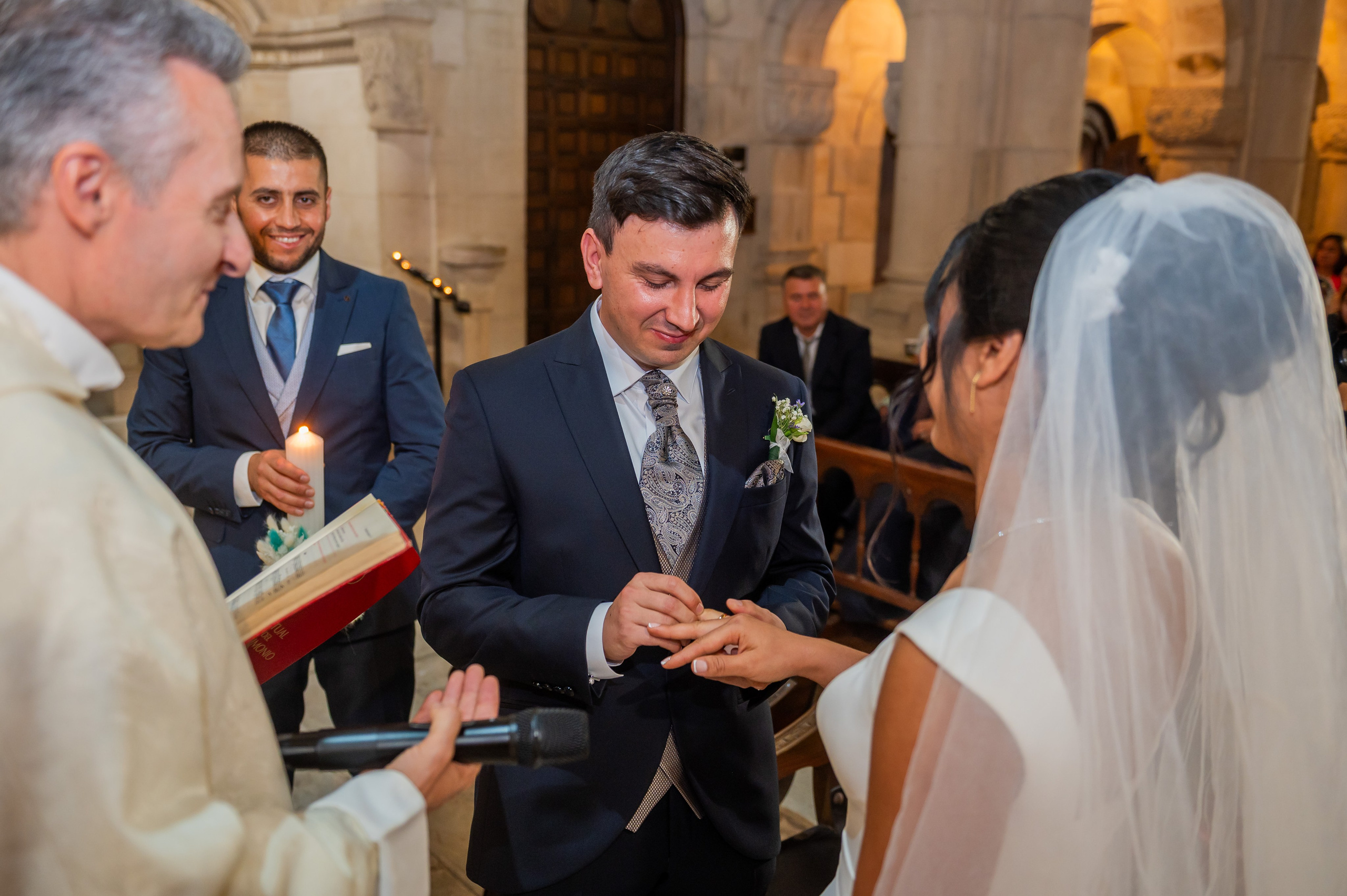 Alex colocando el anillo a Irina en el altar