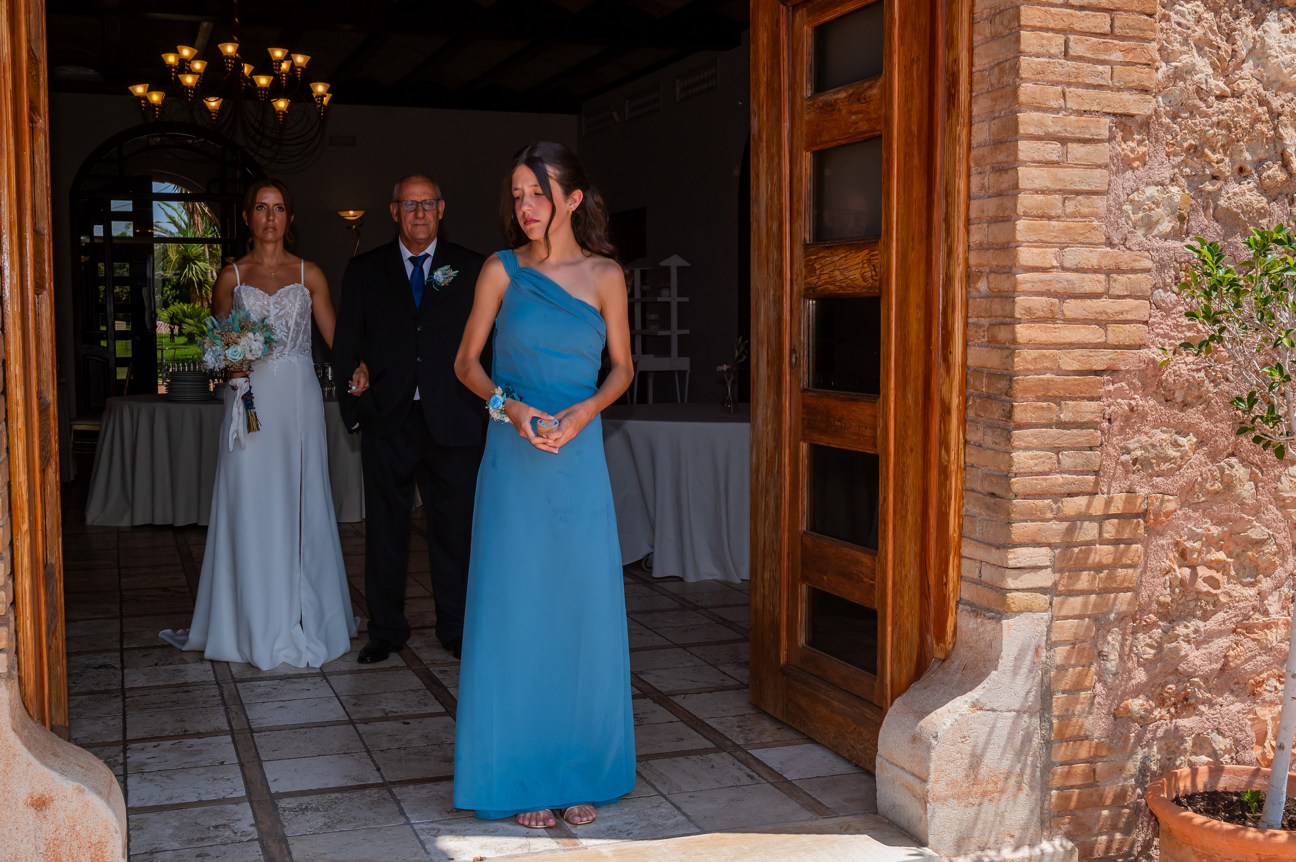 Damas de honor entrando a la ceremonia