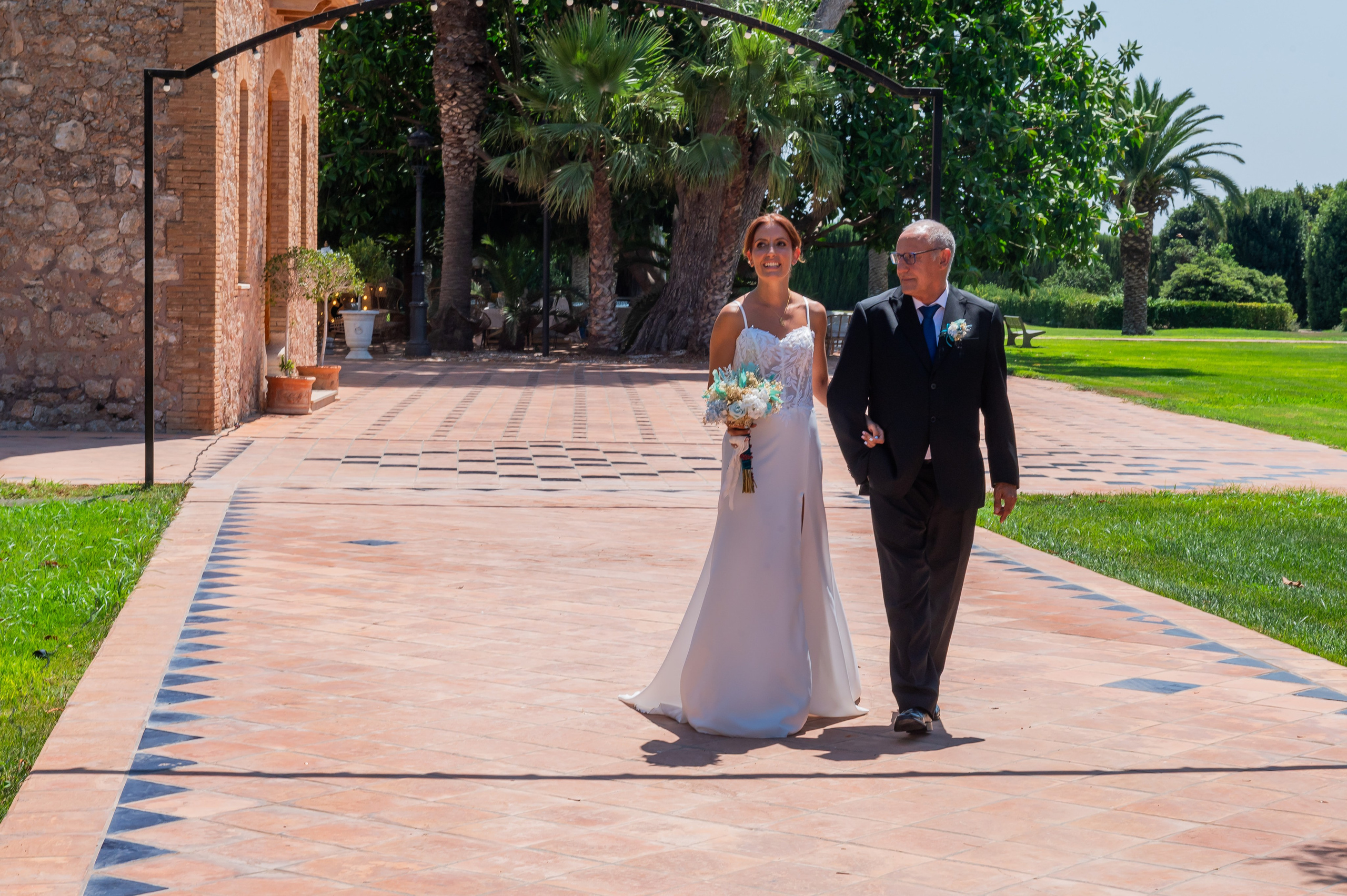 Entrada de Sara del brazo de su padre en el jardín