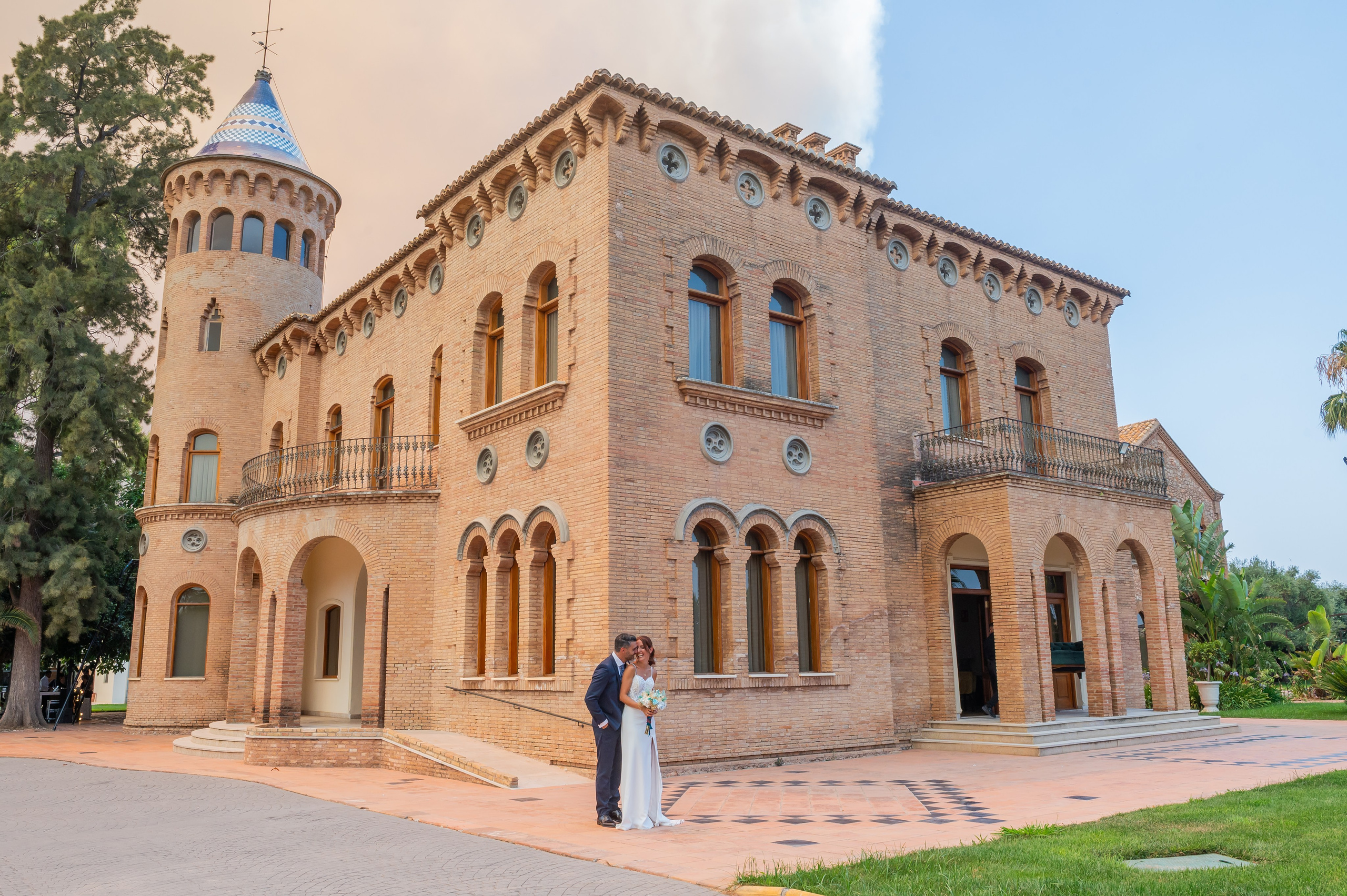 Torre la Mina con los novios en el jardín