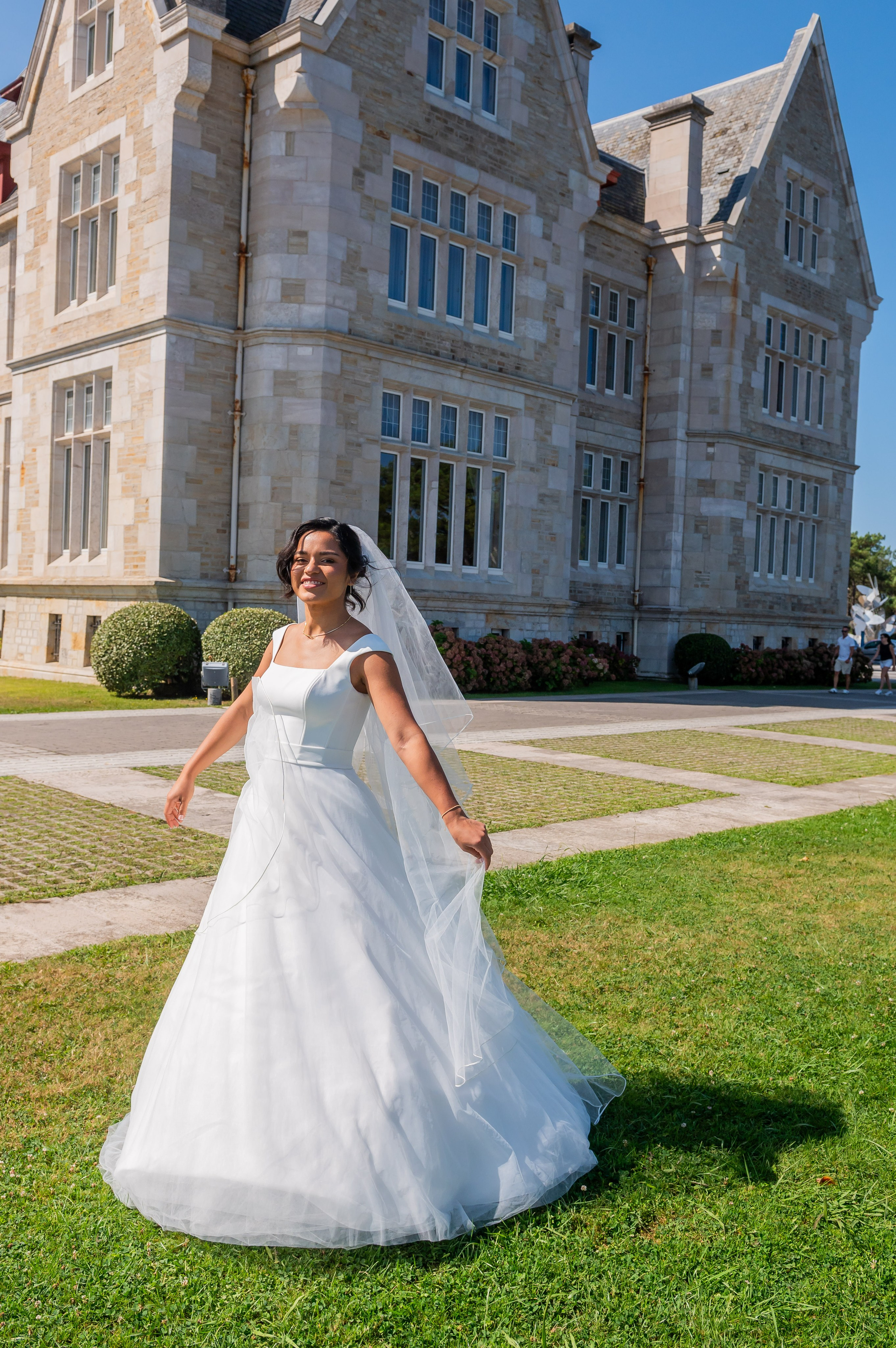 Irina posando con su vestido de novia en los jardines del Palacio de la Magdalena