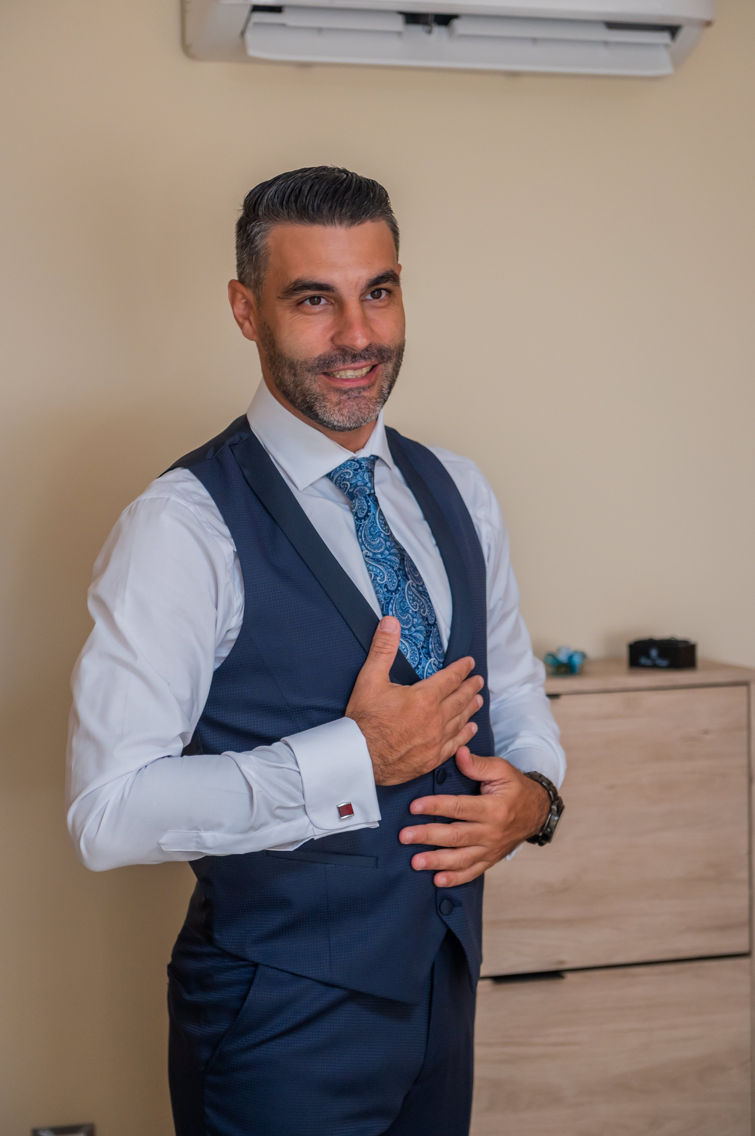 Retrato de Torna con chaleco y corbata · fotógrafo de bodas en Castellón