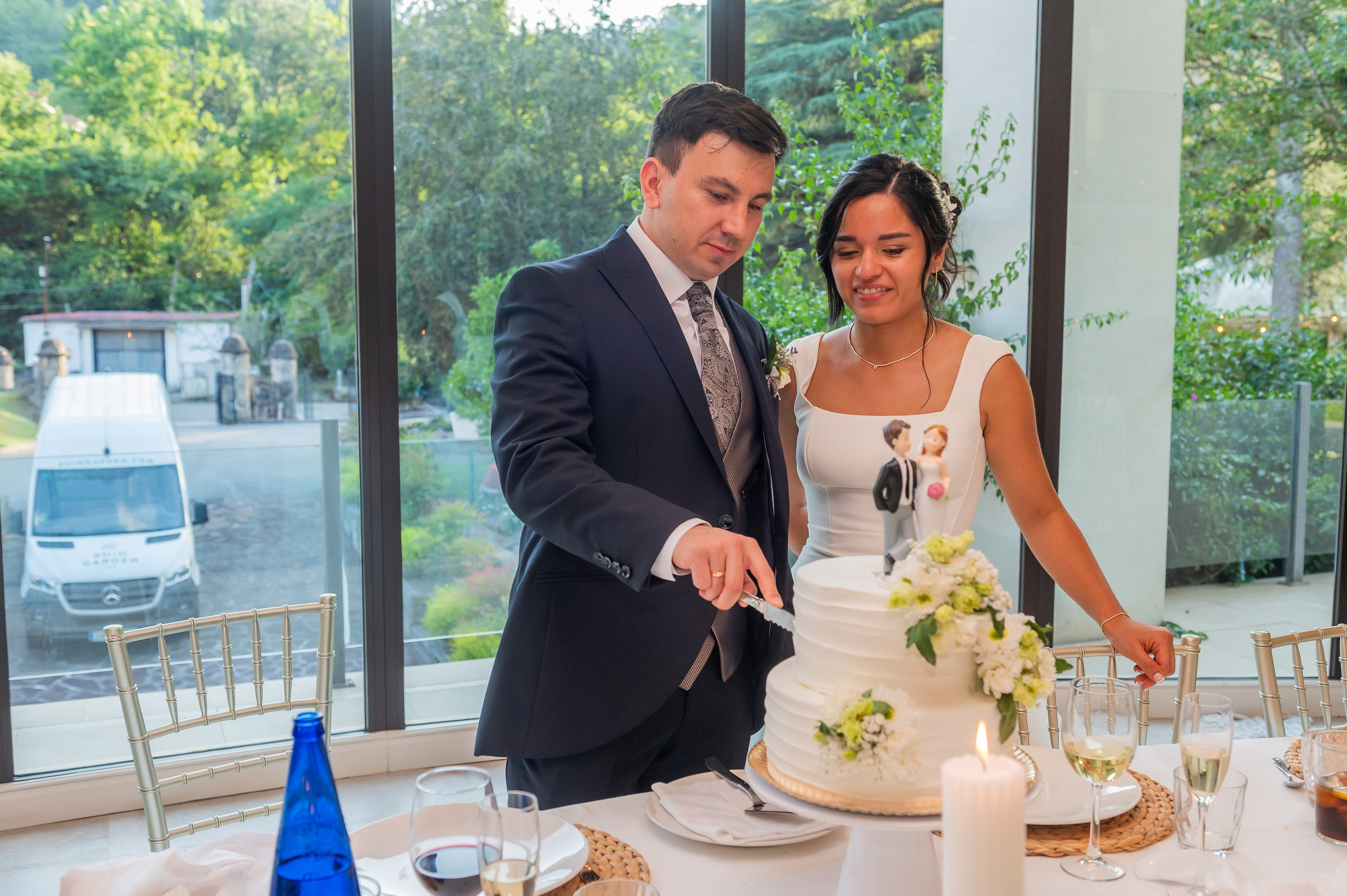 Irina y Alex cortando la tarta de boda