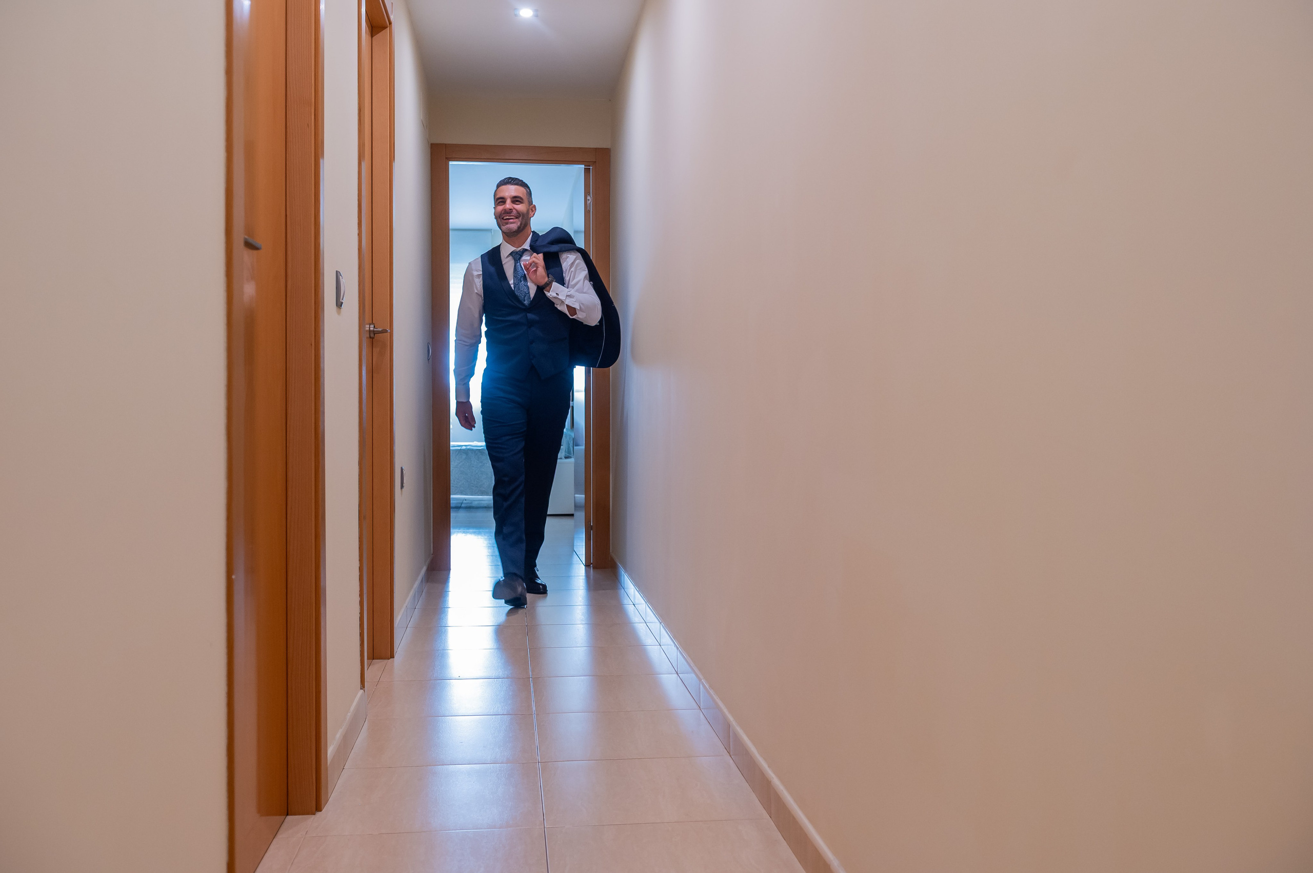 Torna caminando por el pasillo listo para la boda