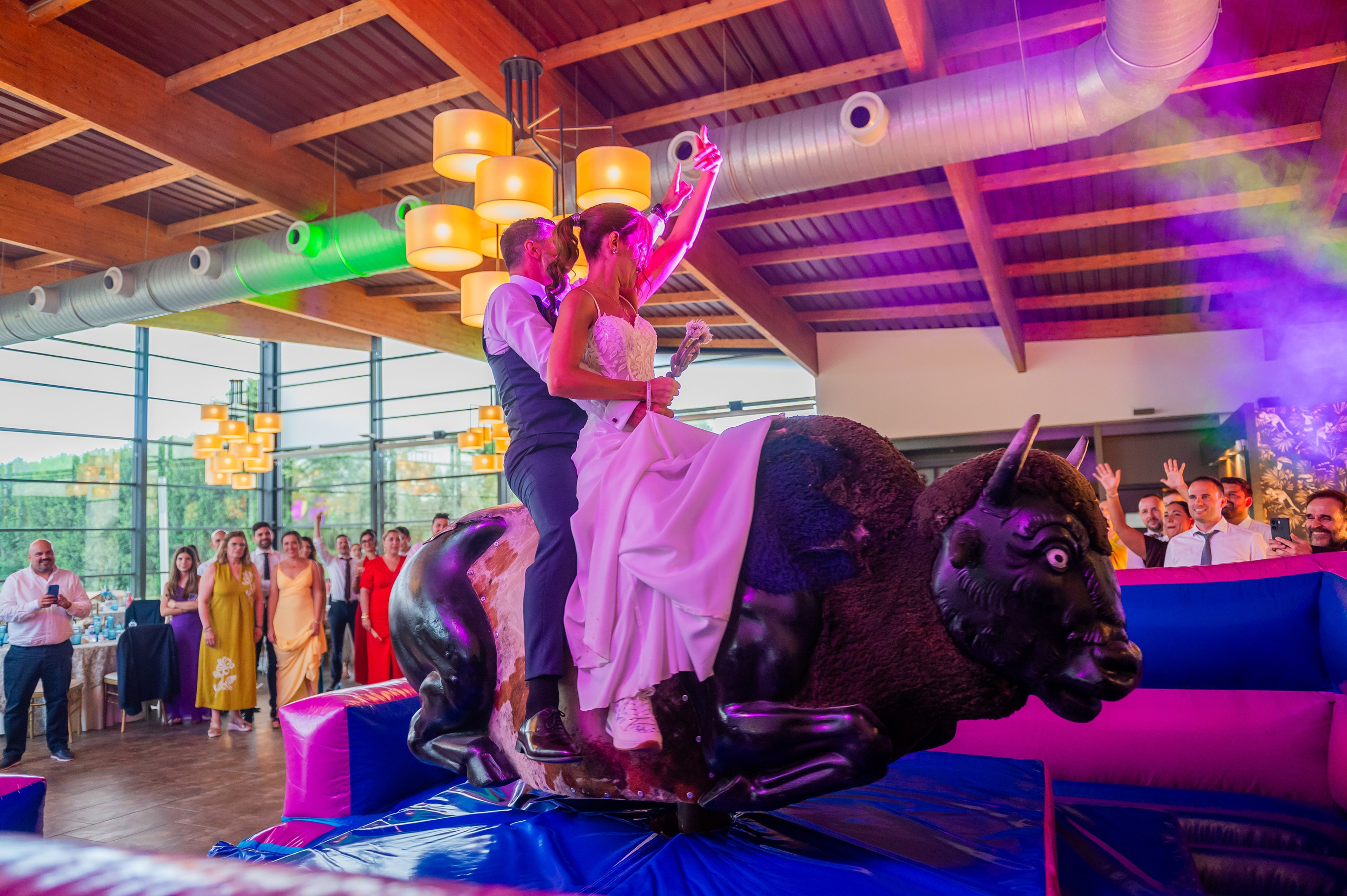 Diversión con el toro mecánico en la boda