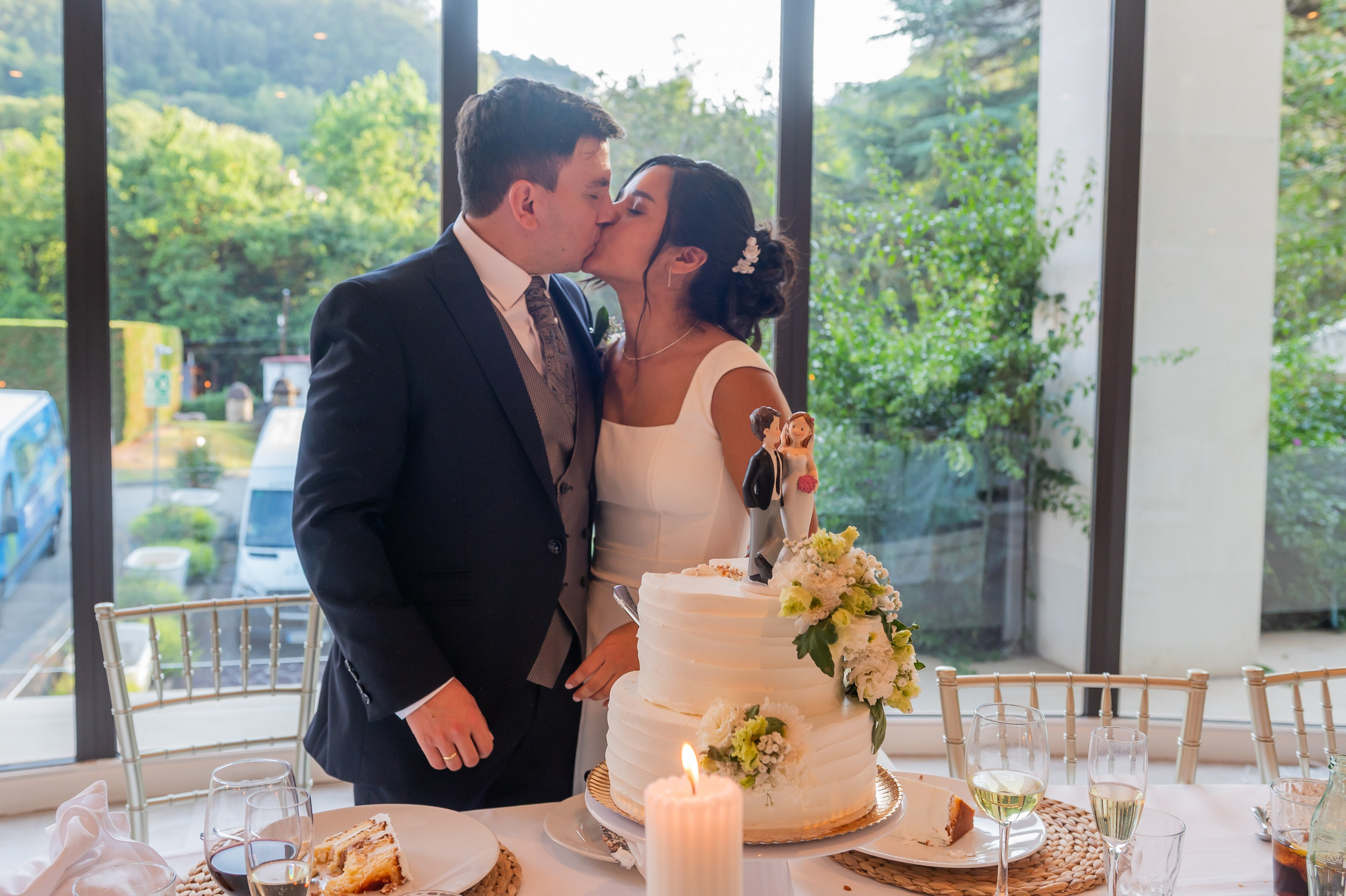 Beso de los novios tras cortar la tarta