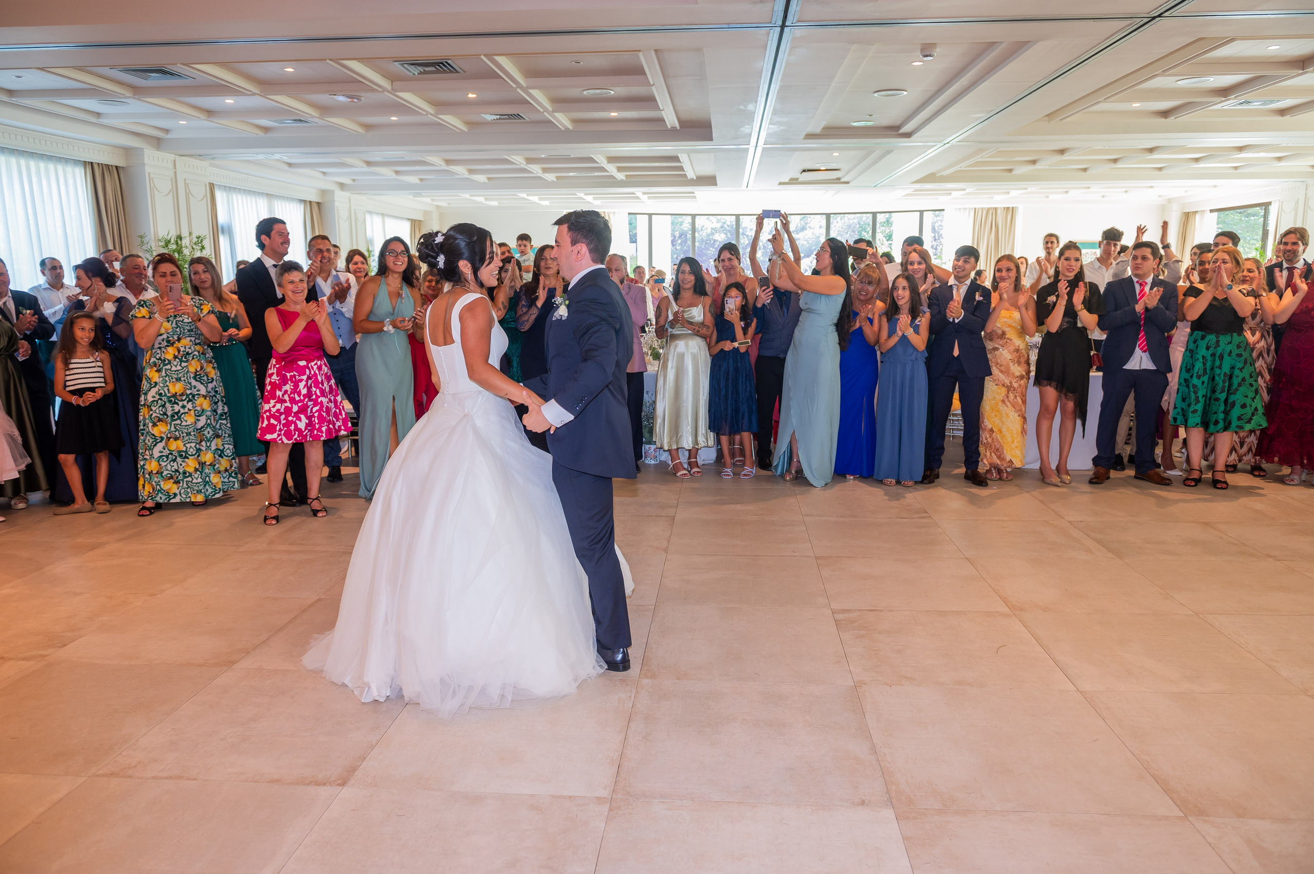 Novios bailando rodeados de invitados