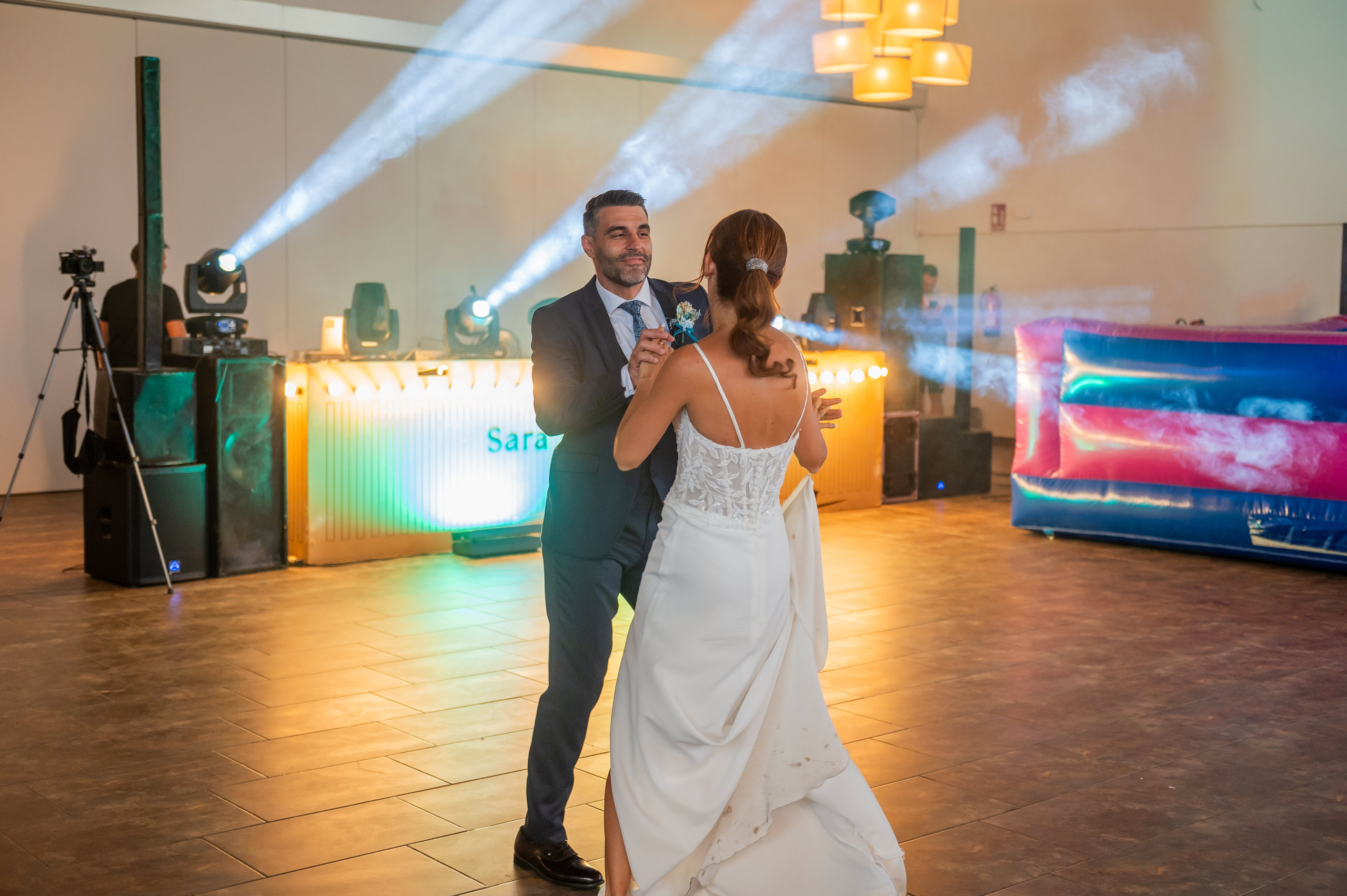 Sara y Torna bailando entre humo