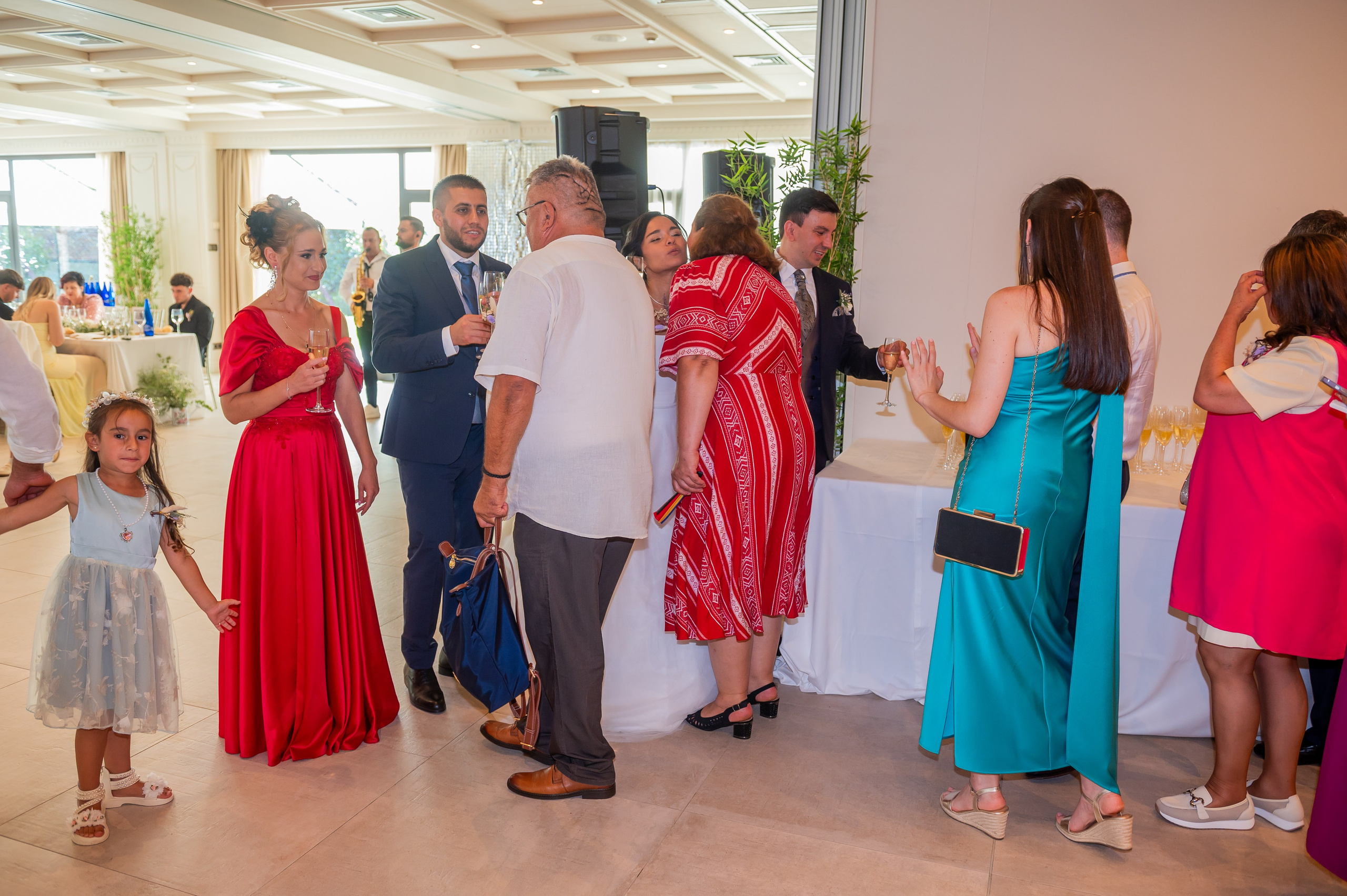 Familia y amigos en la pista durante la boda