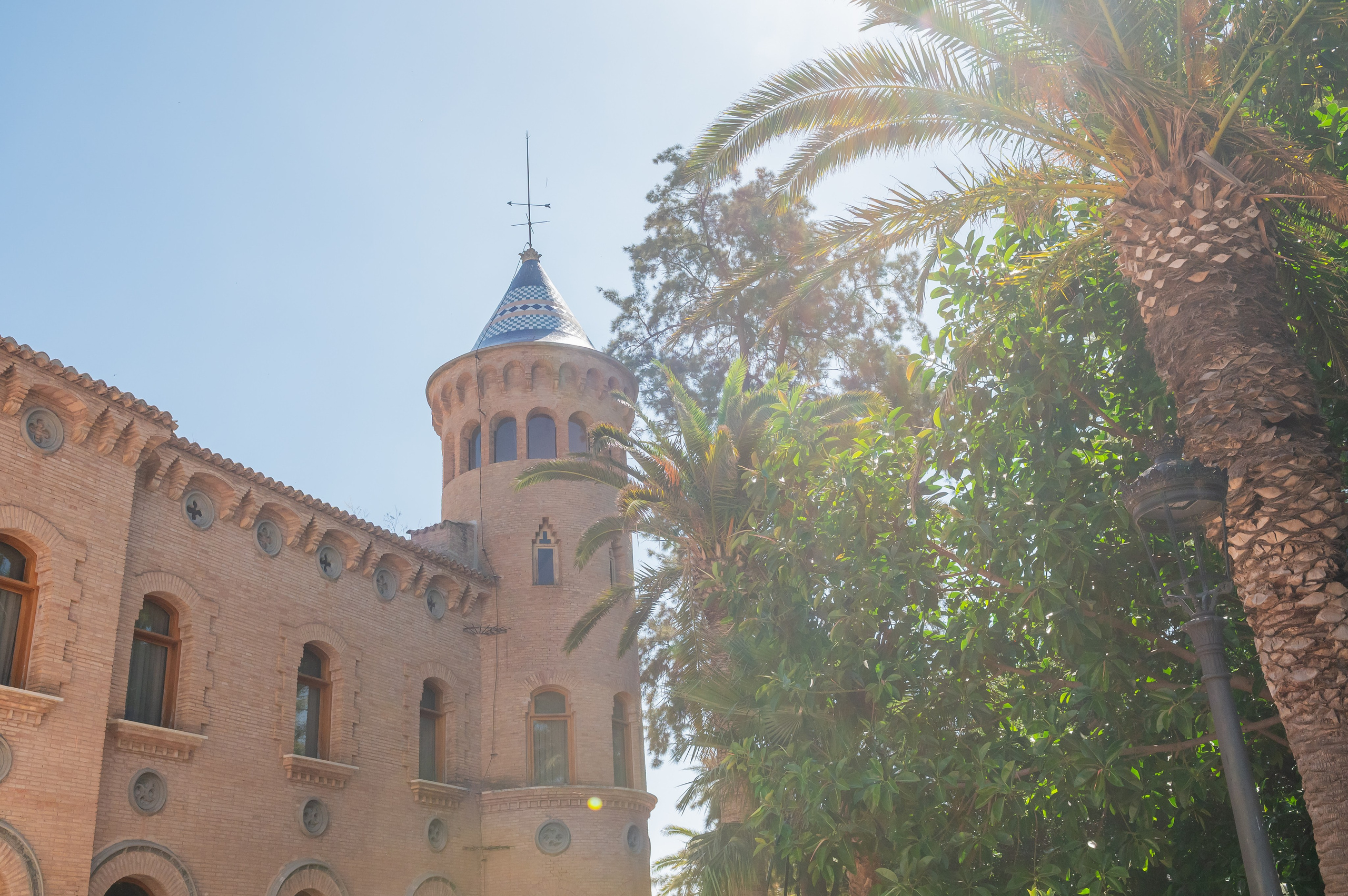 Torre de ladrillo de Torre la Mina entre palmeras
