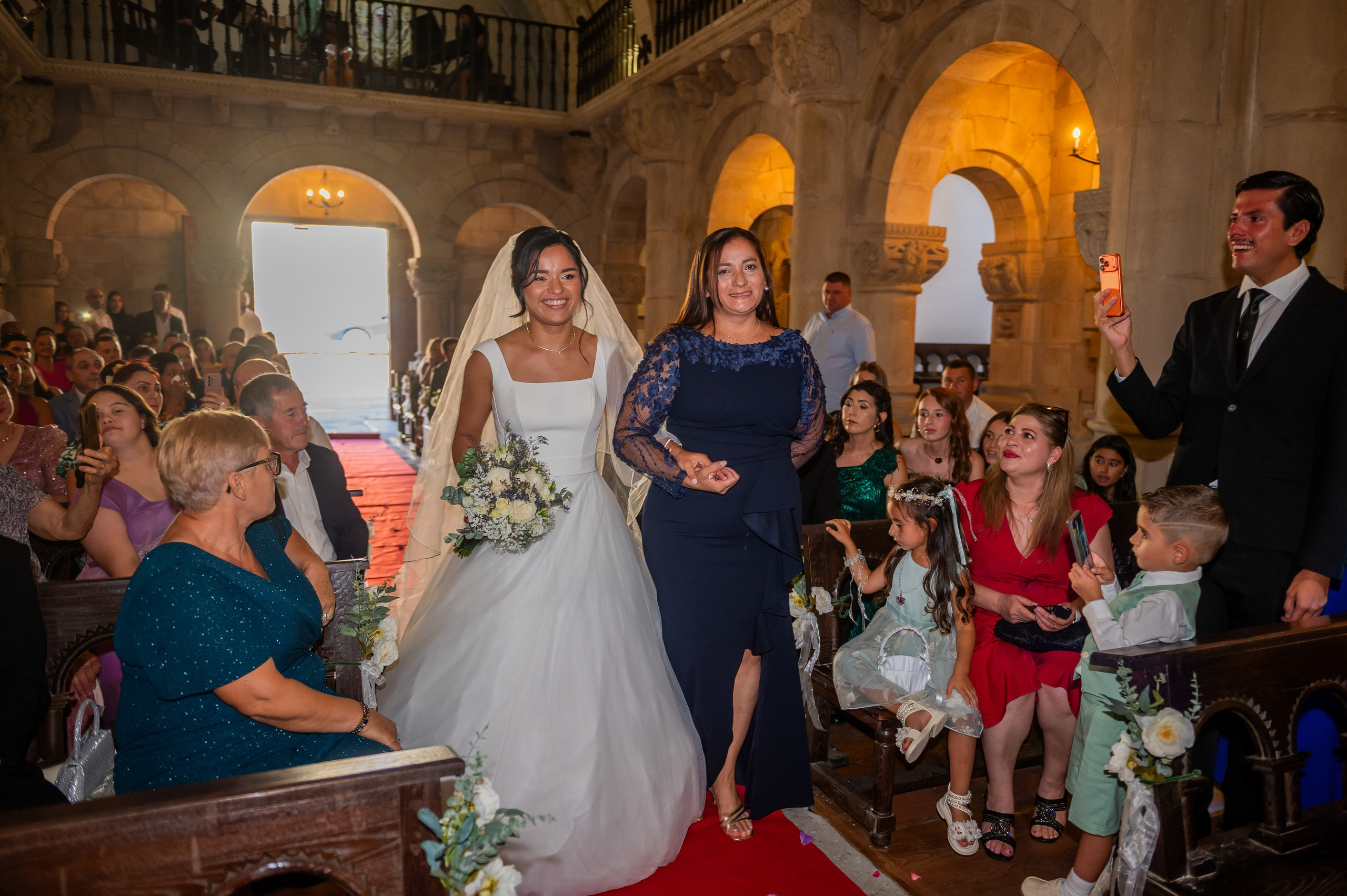 Irina llegando al altar del brazo de su padrino