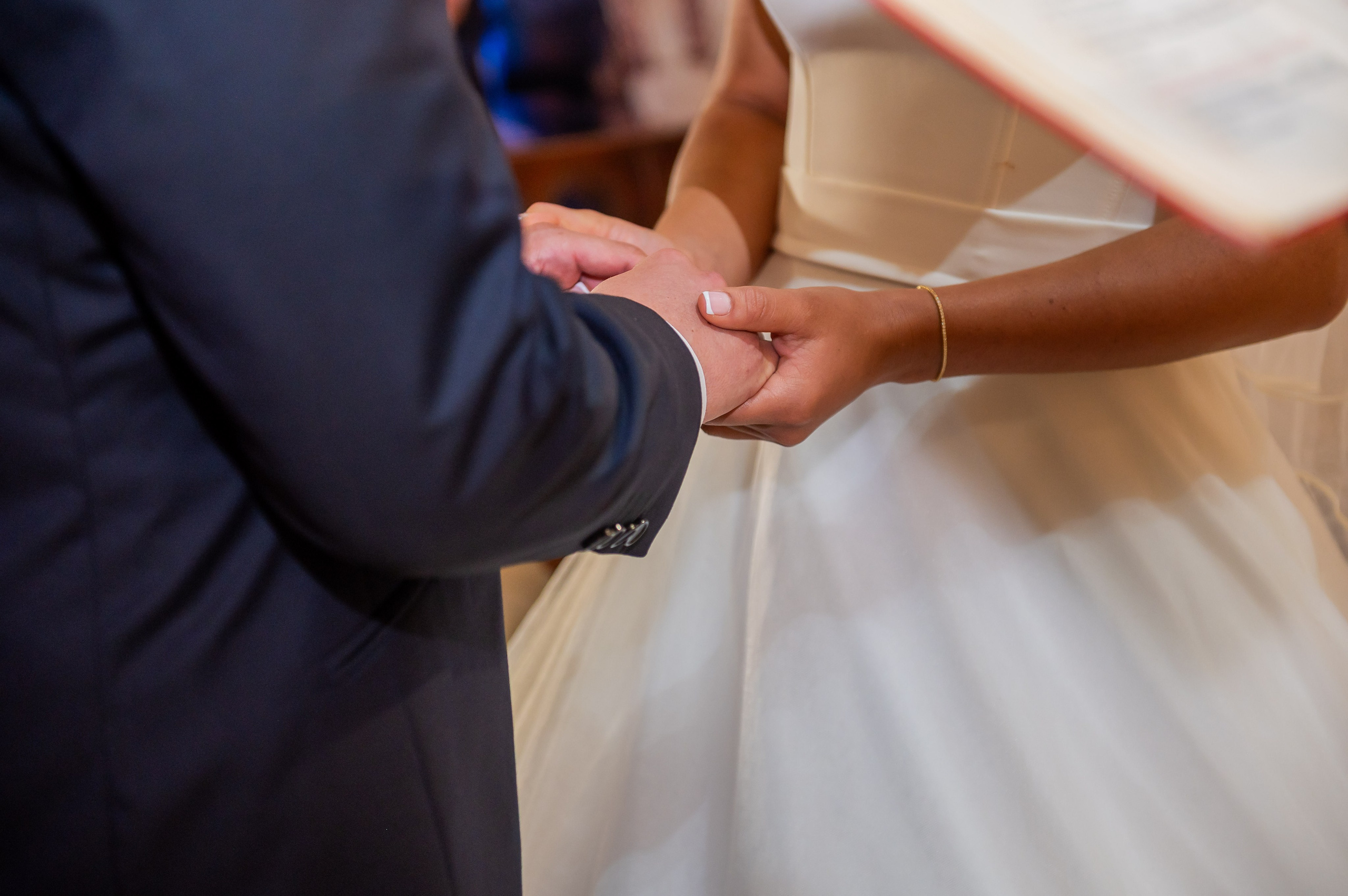 Intercambio de anillos · detalle de manos de los novios