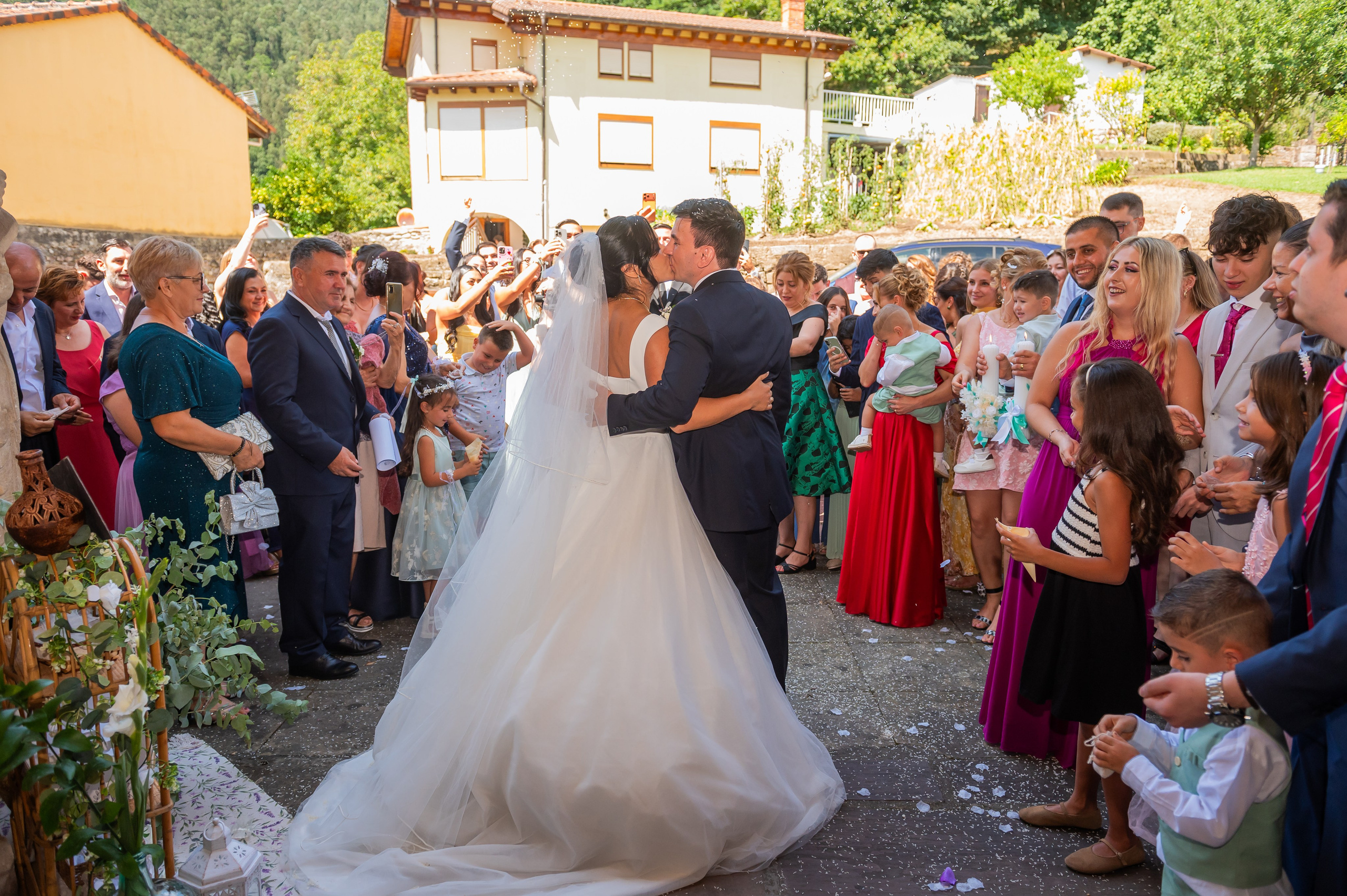 Invitados lanzando arroz y pétalos a los novios