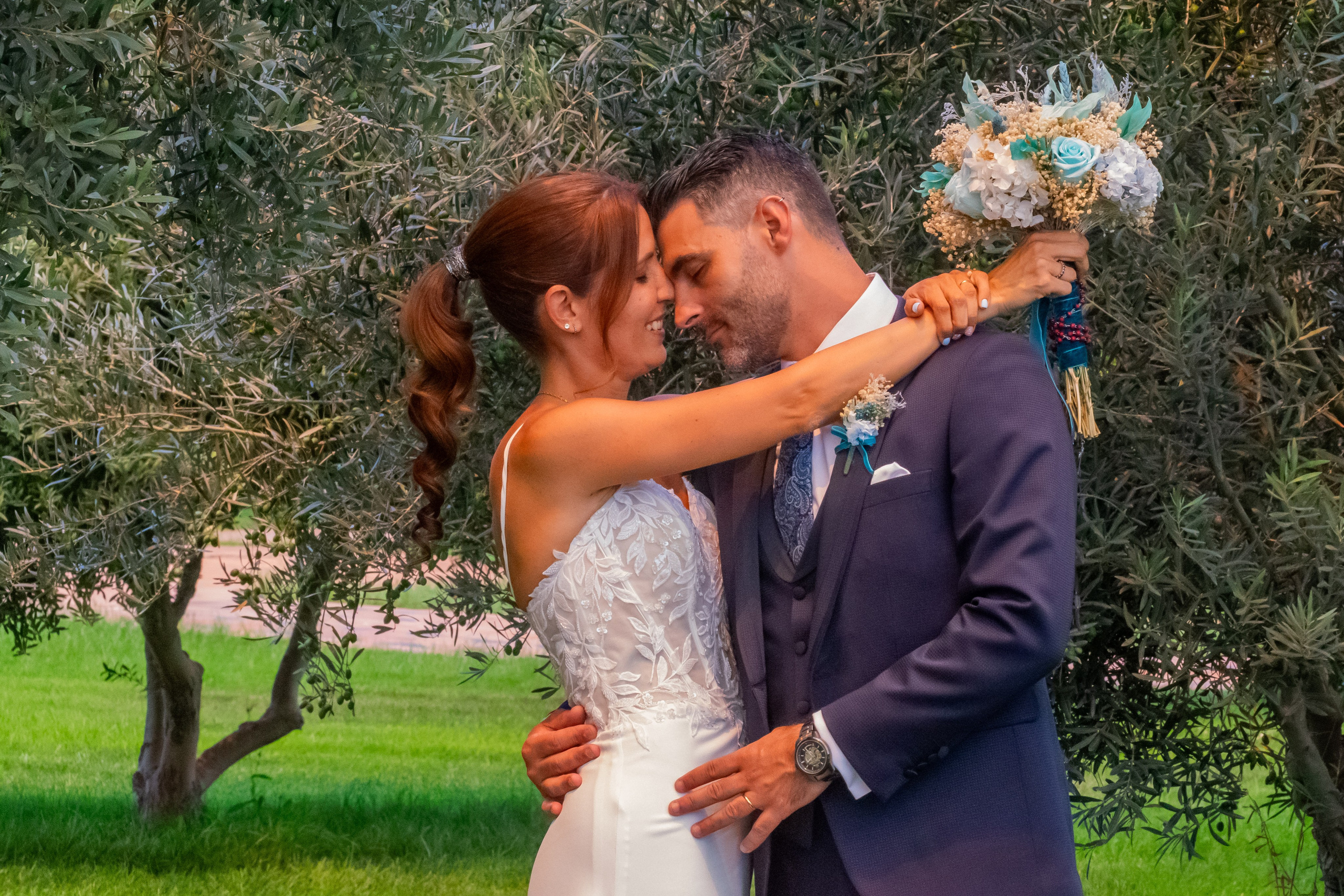 Novios abrazados entre los olivos