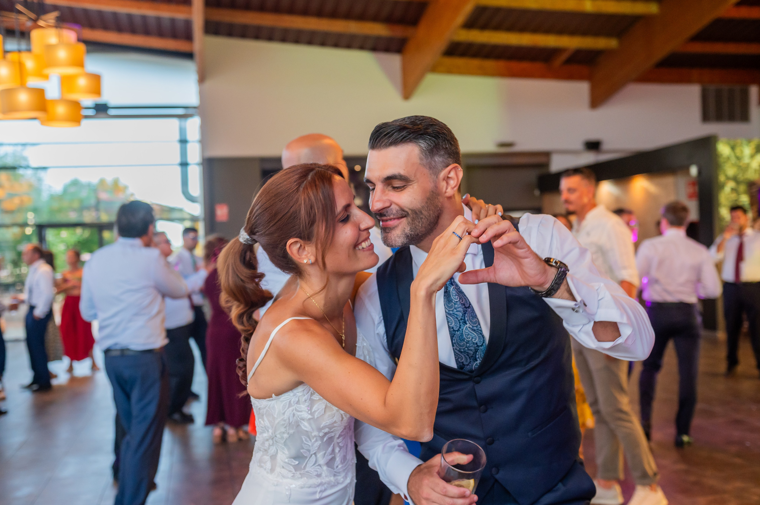 Sara y Torna bailando abrazados al final de la boda