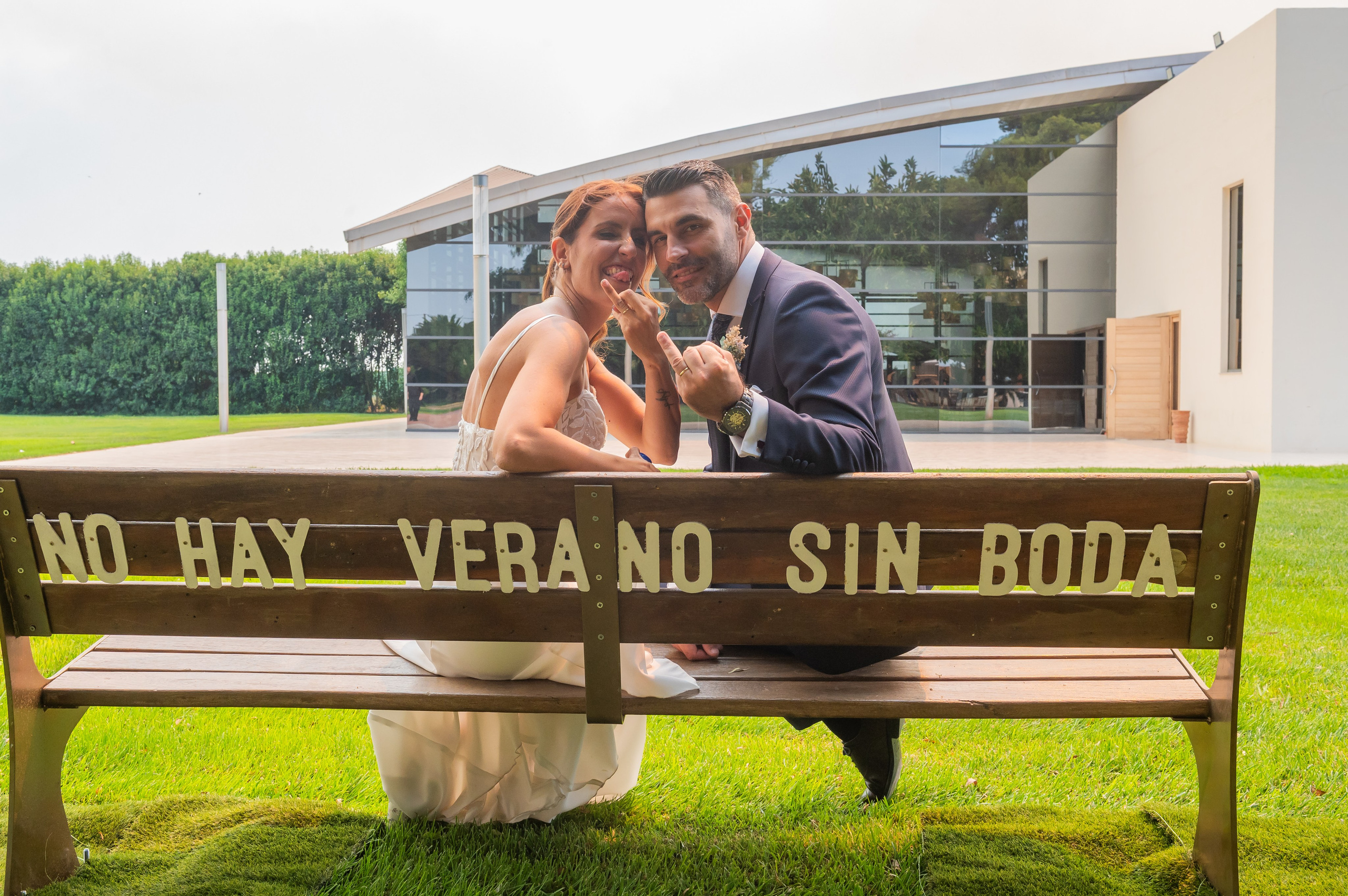 Sara y Torna en el banco 'No hay verano sin boda'