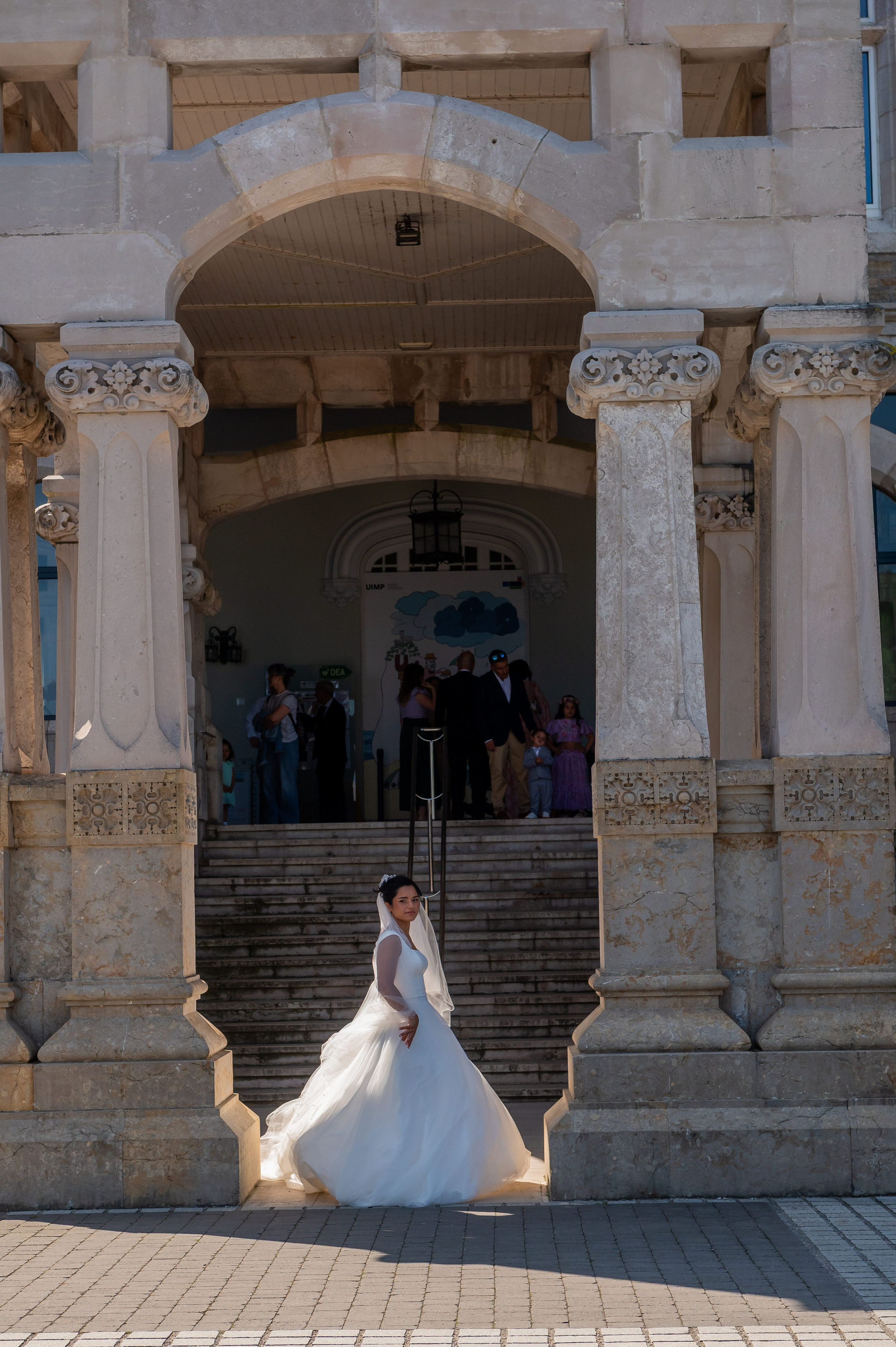 Irina bajo un arco de piedra · retrato de novia en Santander