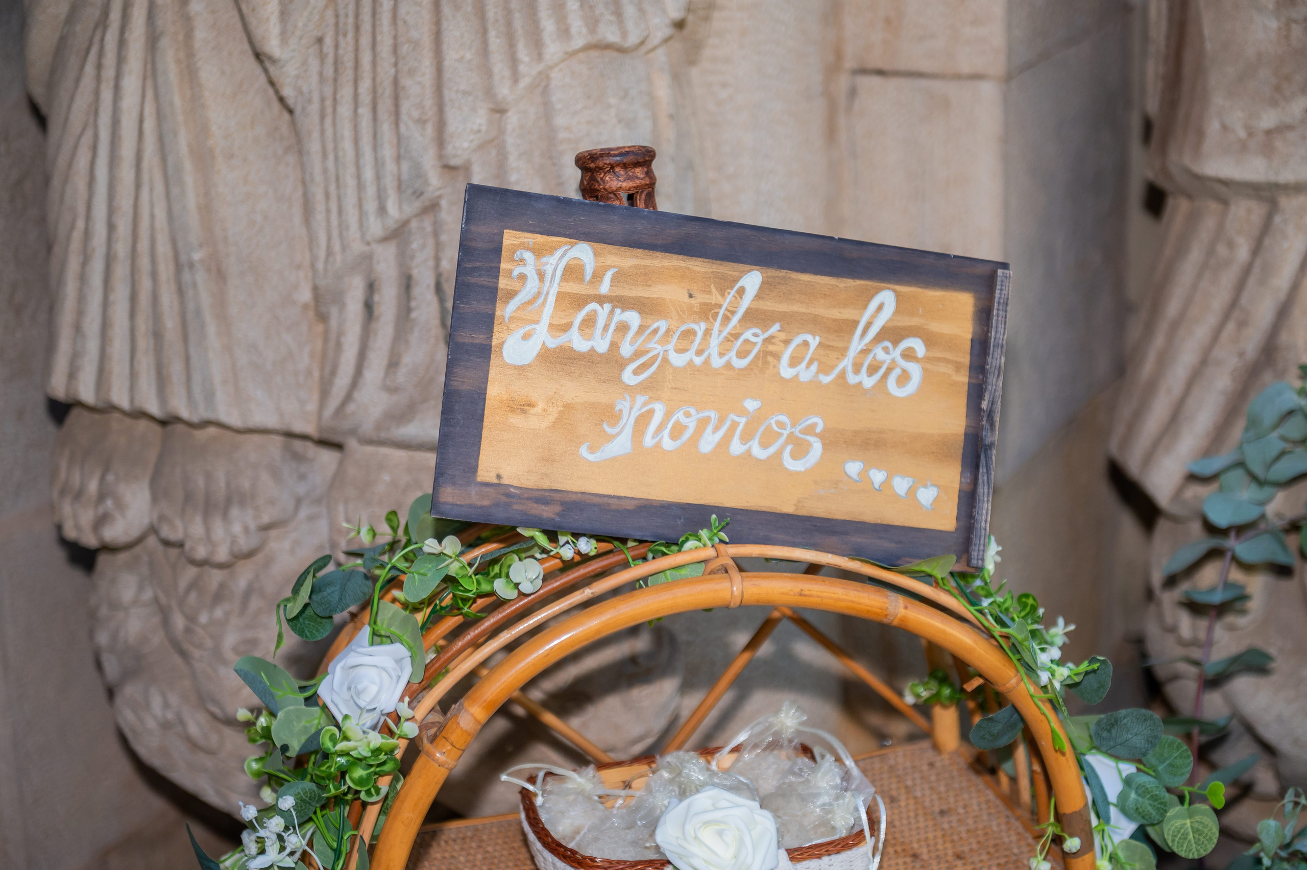 Cartel de bienvenida y detalles de boda en la iglesia
