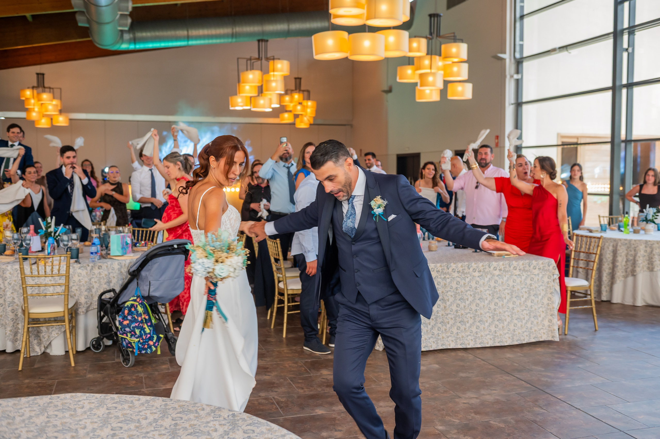 Entrada de los novios al banquete entre aplausos