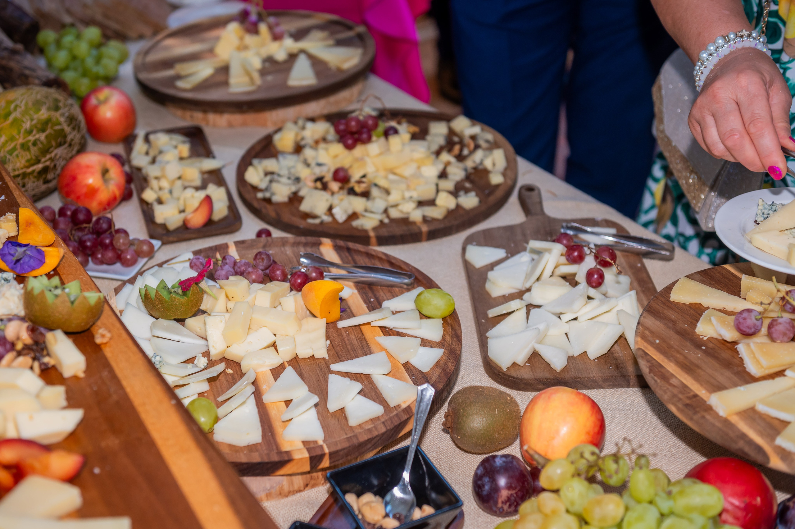 Mesa de quesos y embutidos en el cóctel de boda