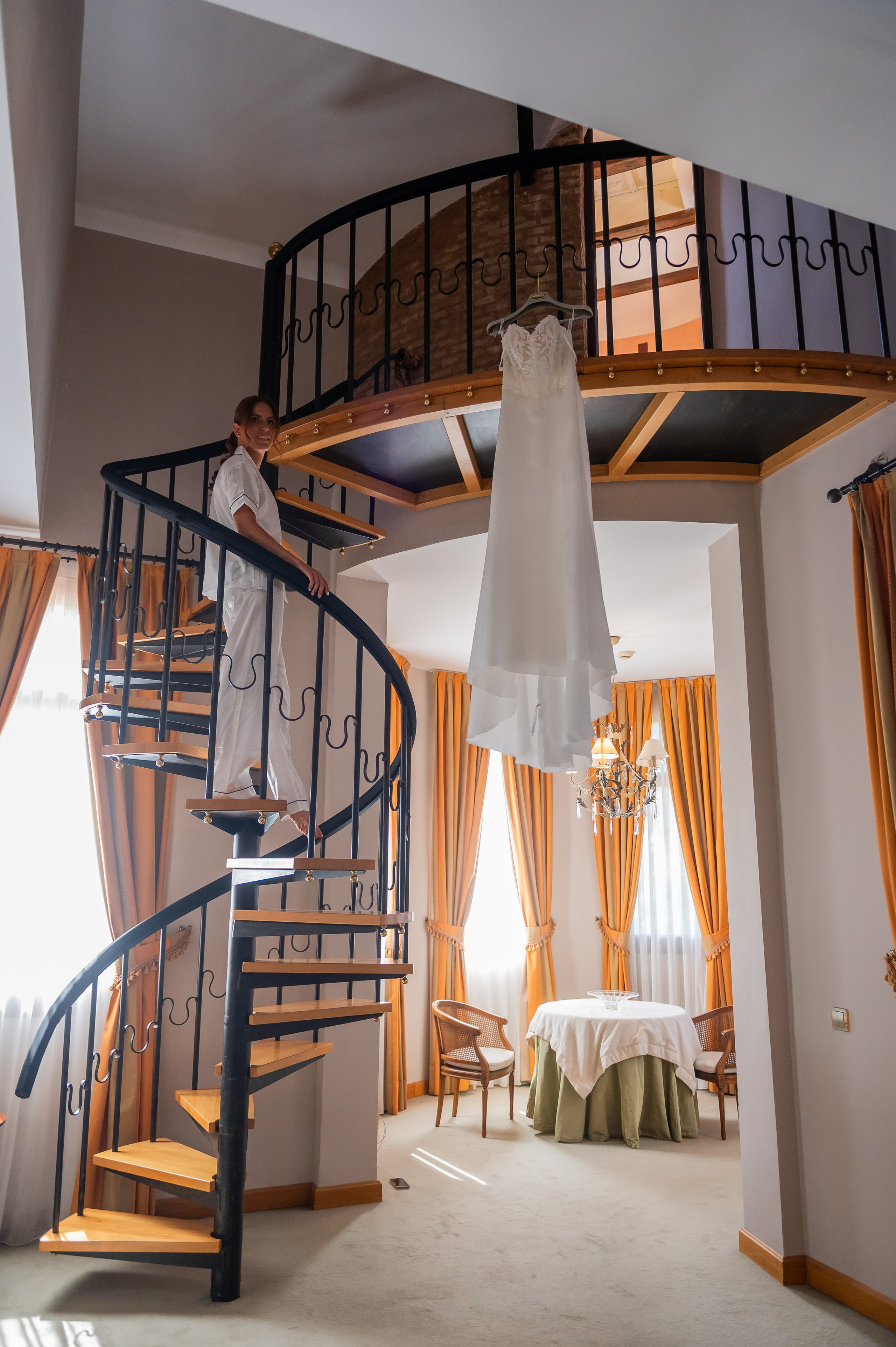 Habitación de la novia con escalera de caracol en Torre la Mina