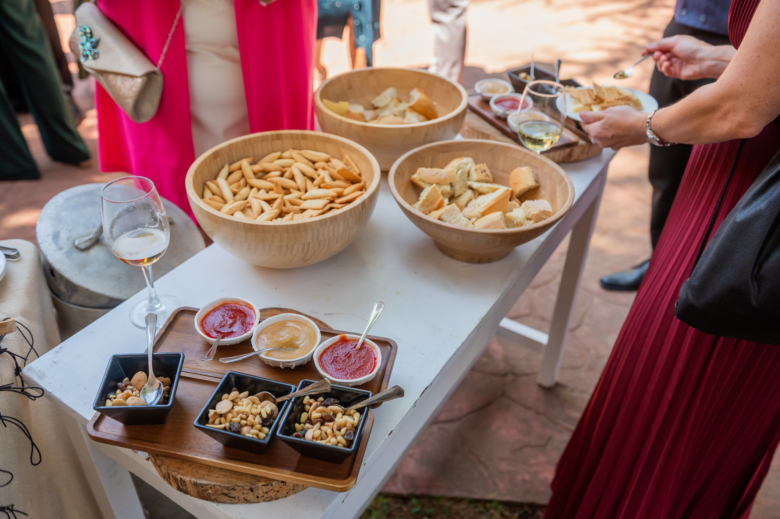 Aperitivos y quesos en el cóctel de boda en Puente Viesgo