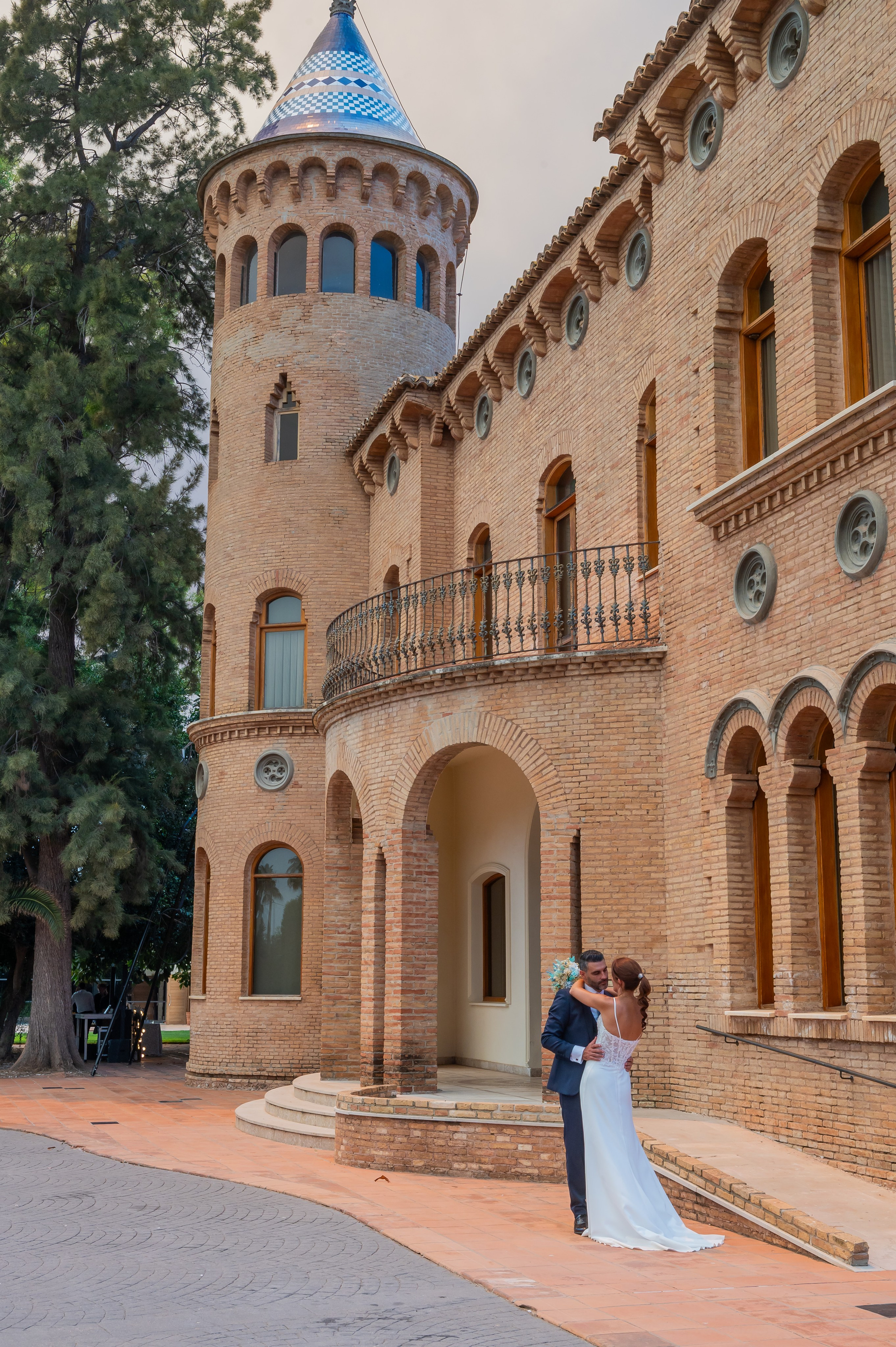 Novios ante el palacete de Torre la Mina · boda en Castellón