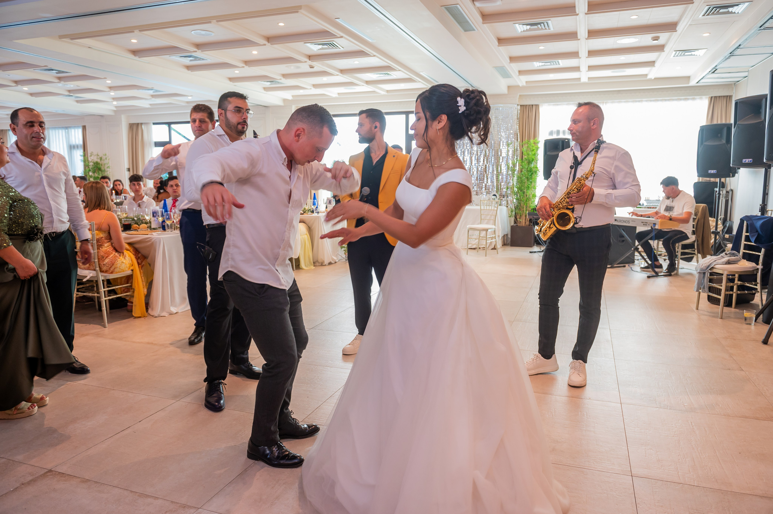 Irina bailando con su familia en la fiesta