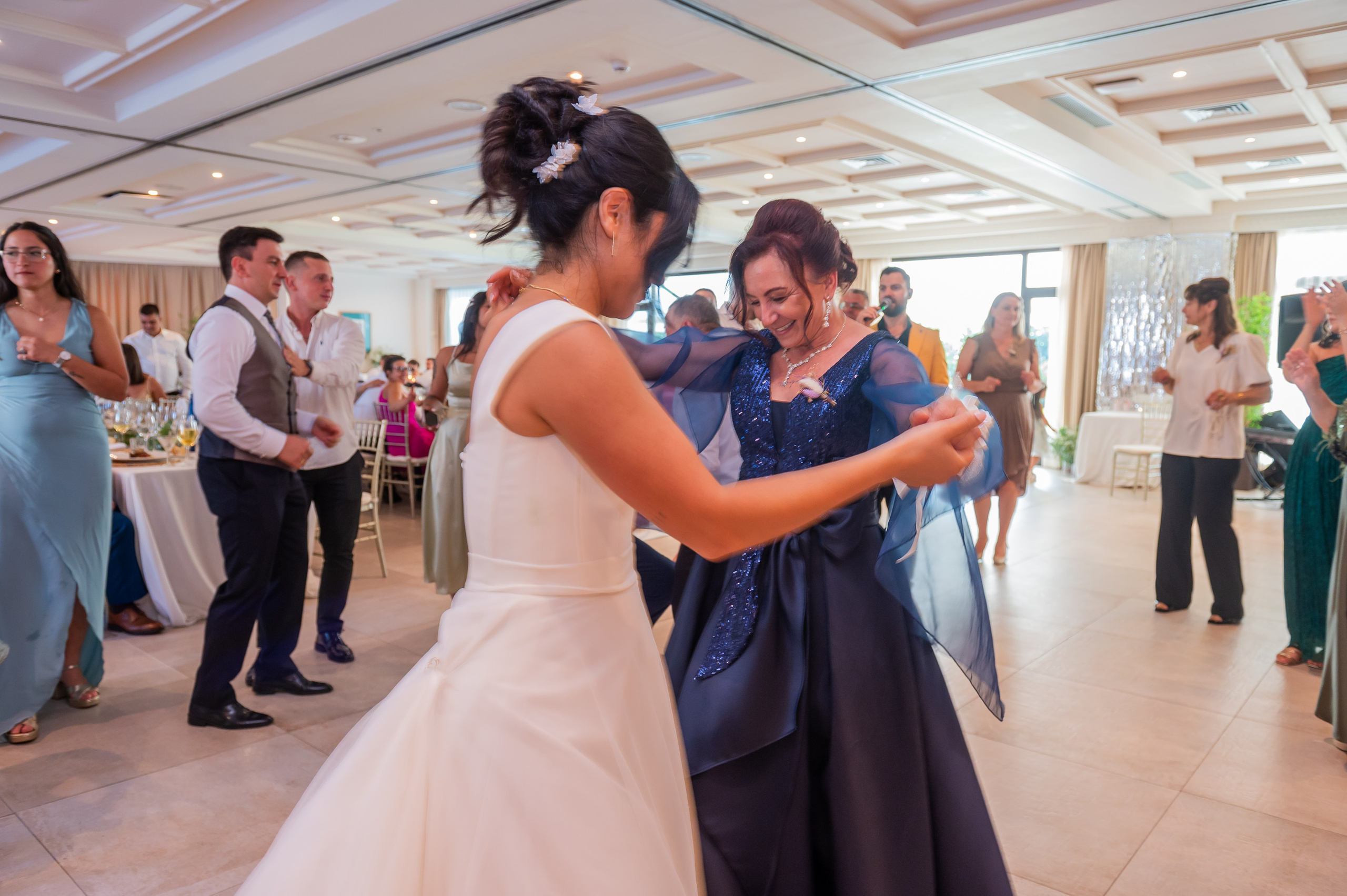 Irina bailando con una invitada en la pista