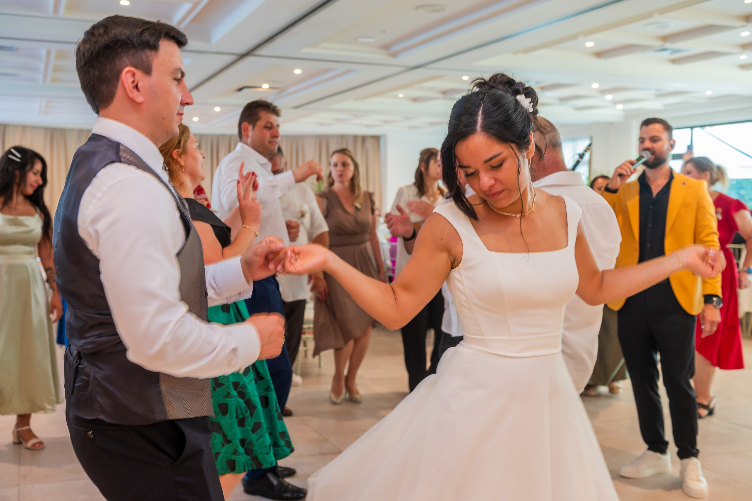 Novia riendo mientras baila con un invitado