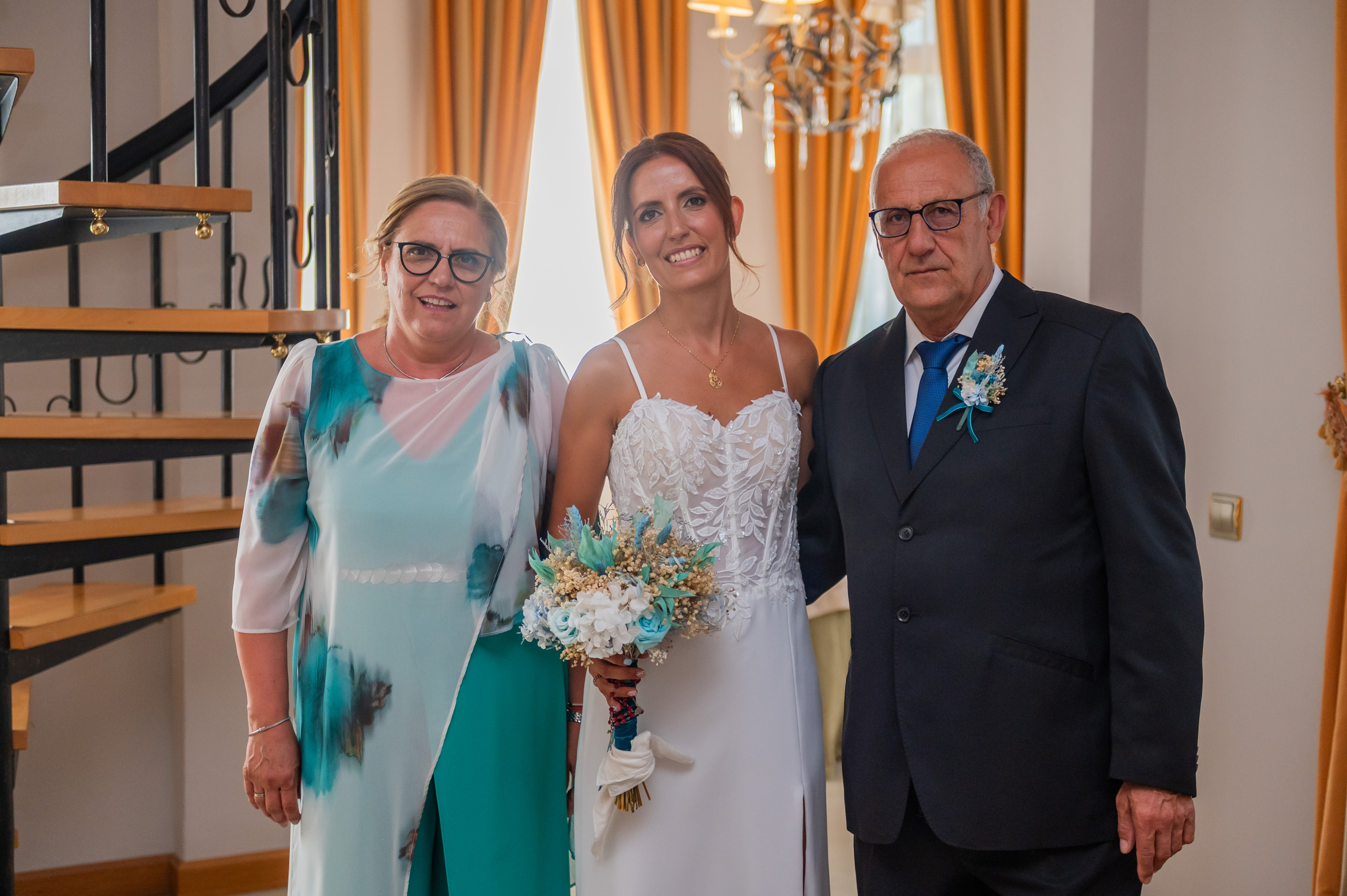 Sara con sus padres antes de la ceremonia