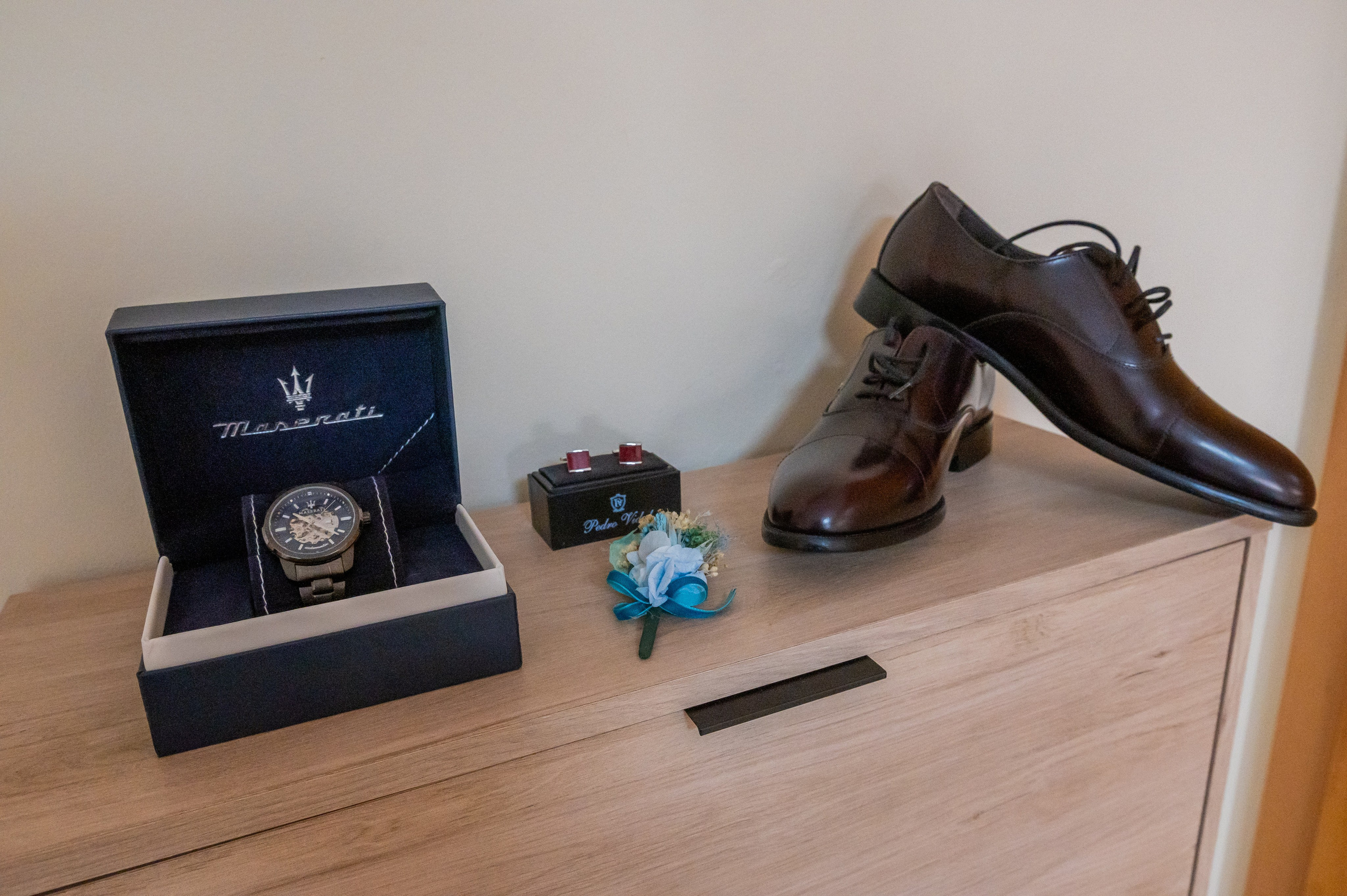 Zapatos, reloj y detalles del novio · boda de Sara y Torna en Castellón