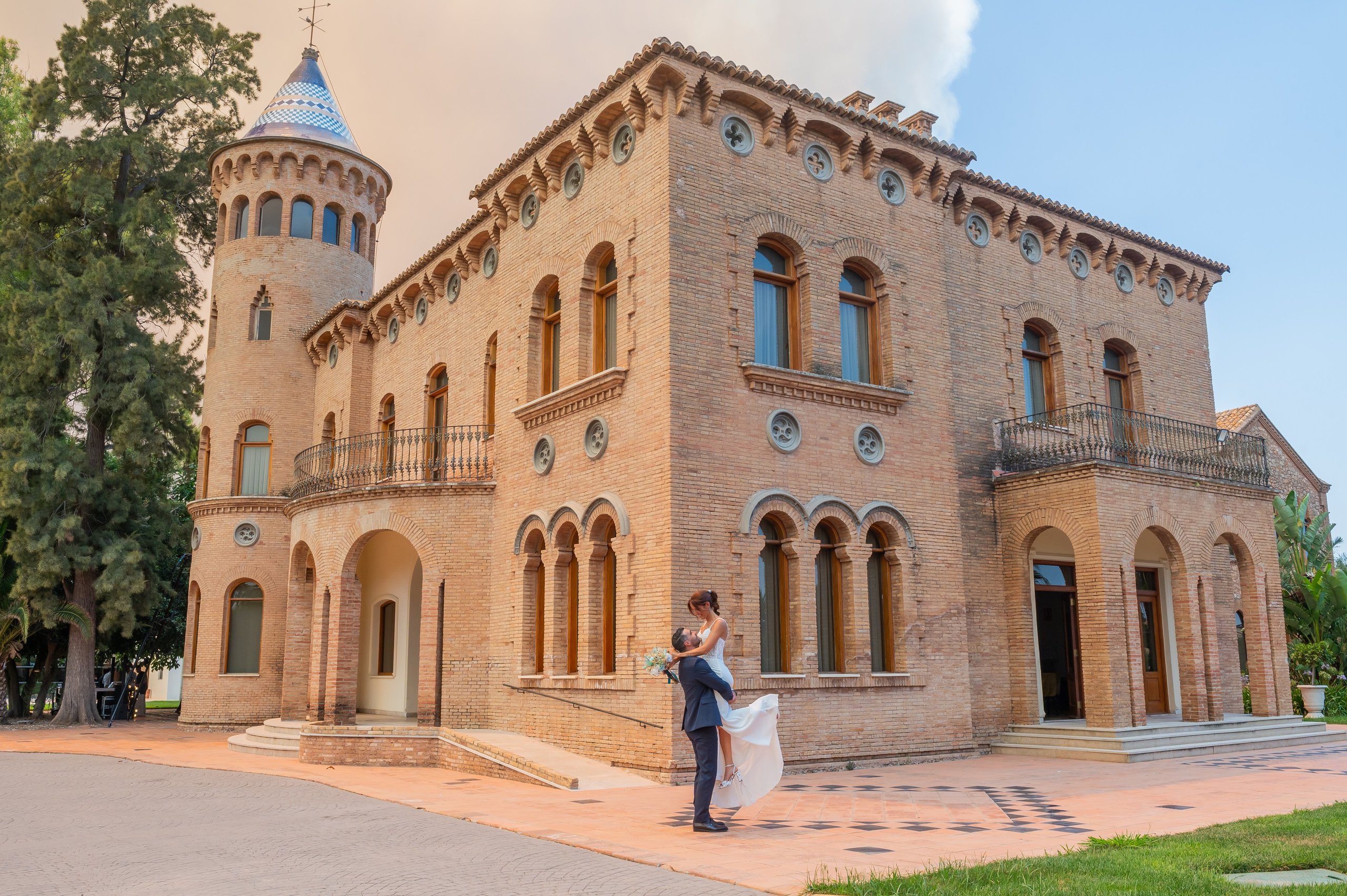 Sara y Torna ante el palacete de Torre la Mina con cielo azul