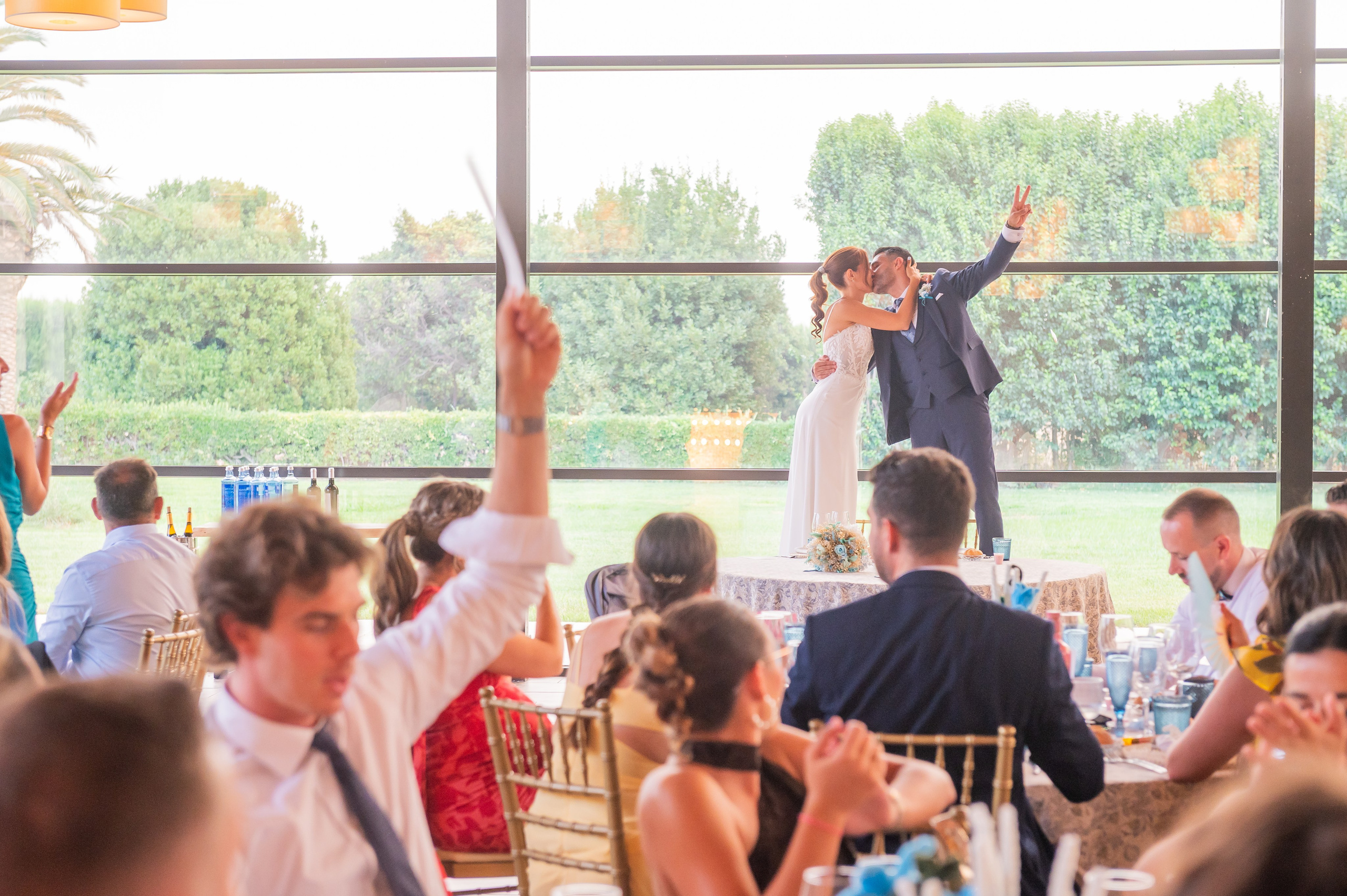 Invitados celebrando en las mesas del banquete