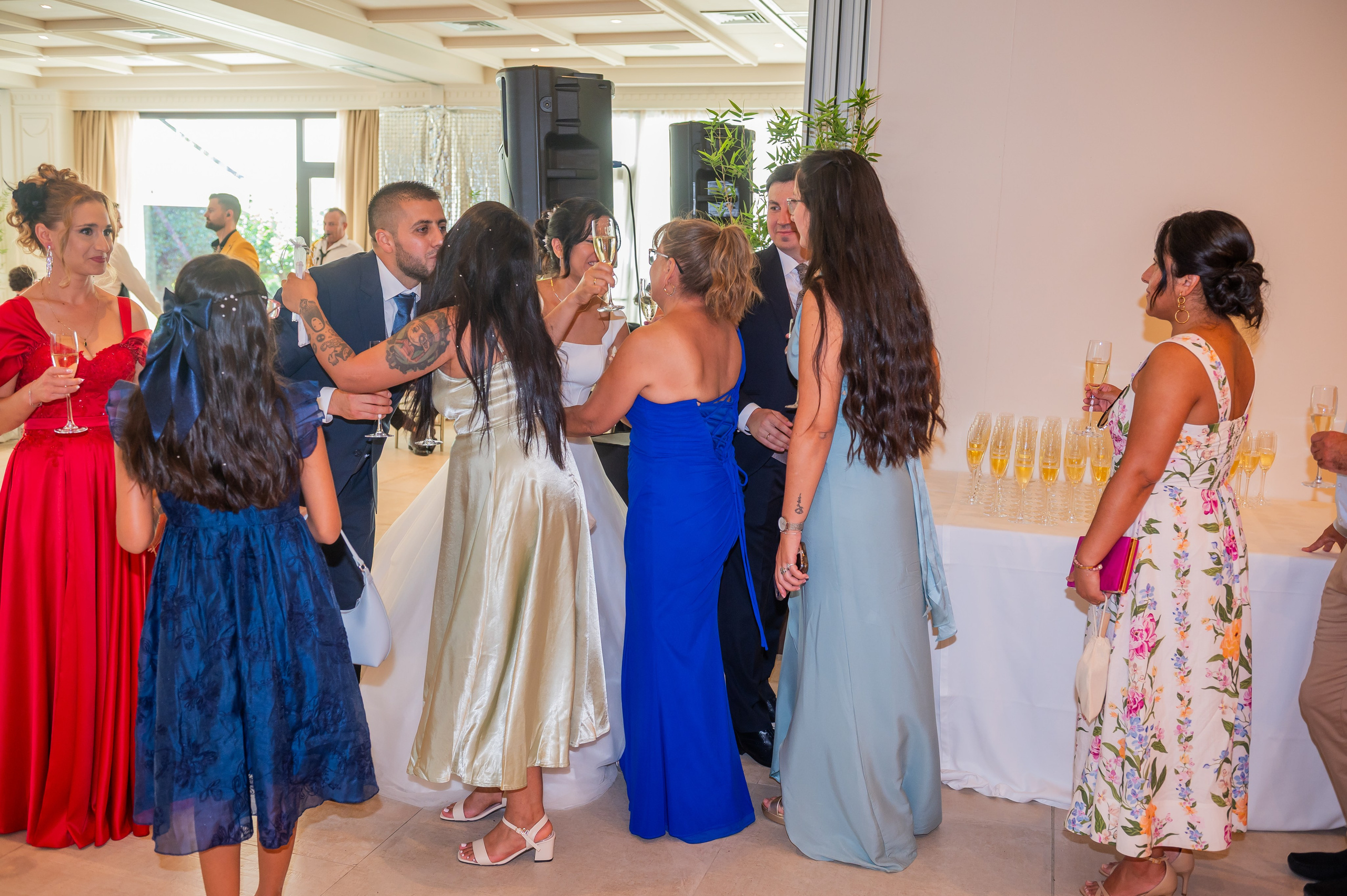 Invitados bailando danza tradicional en el banquete
