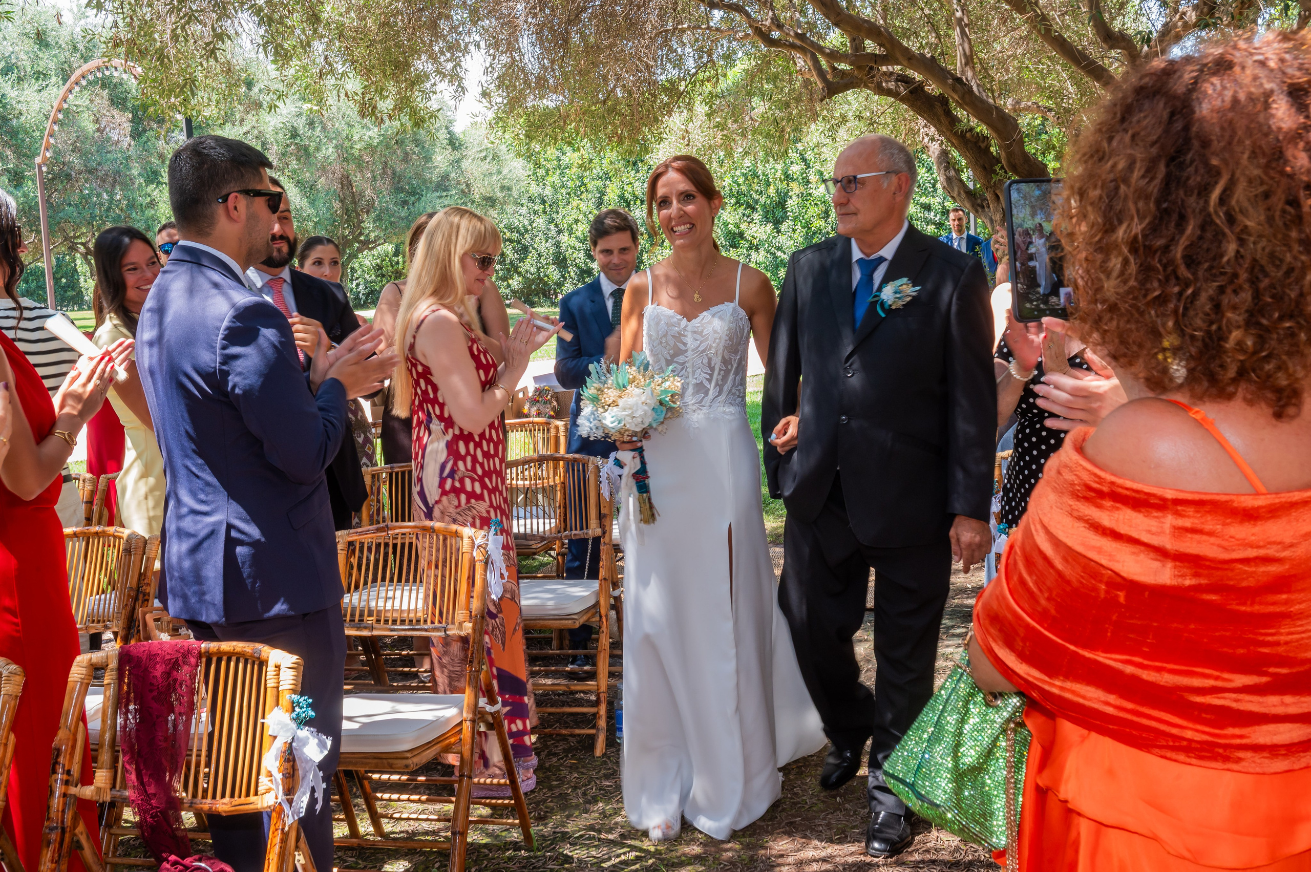 Invitados de pie recibiendo a la novia