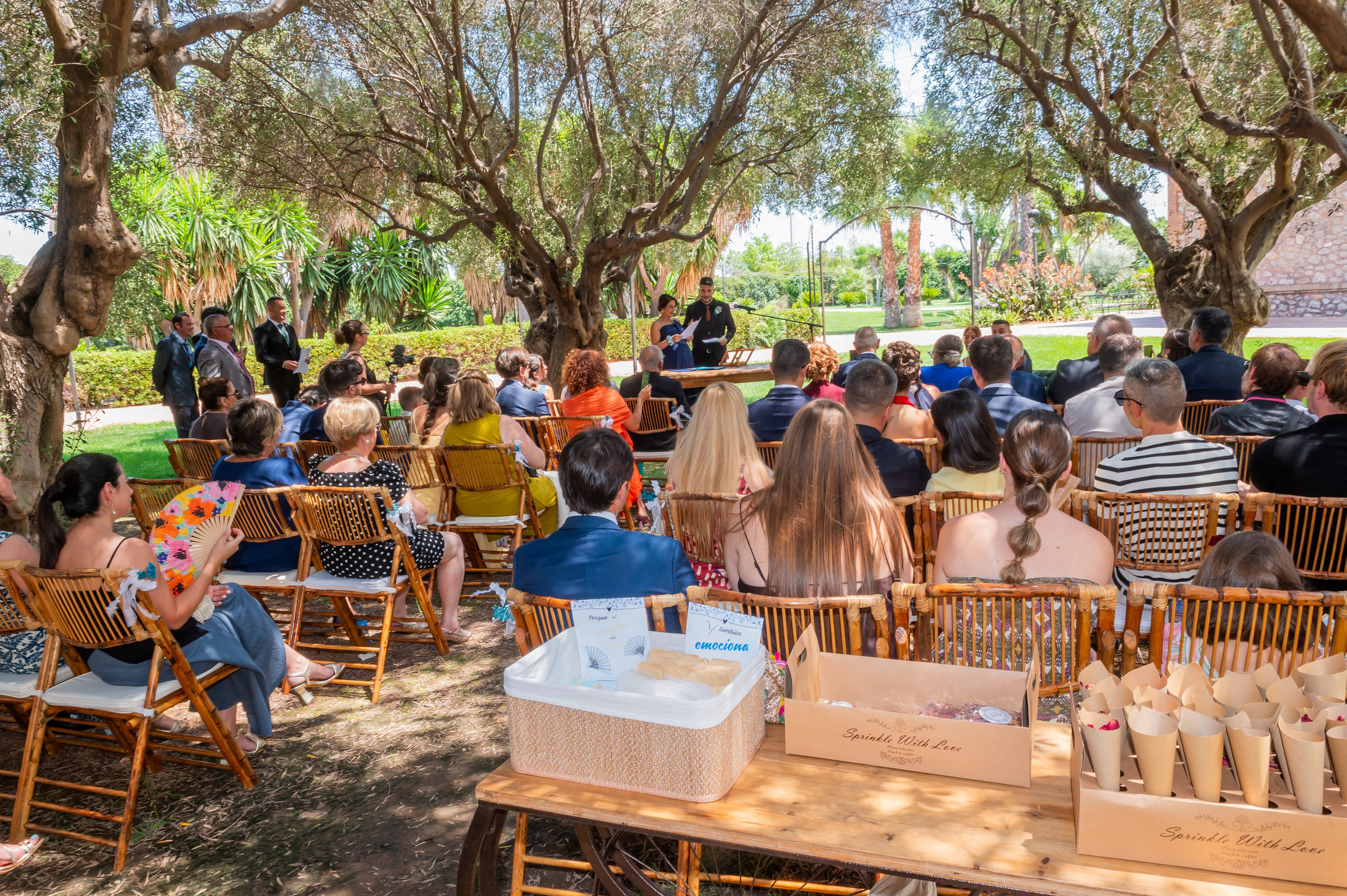 Invitados en la ceremonia en el jardín