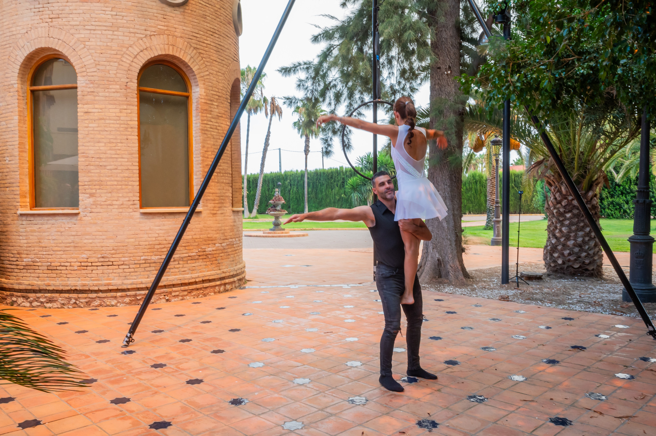 Acróbatas preparando la exhibición en la boda de Sara y Torna