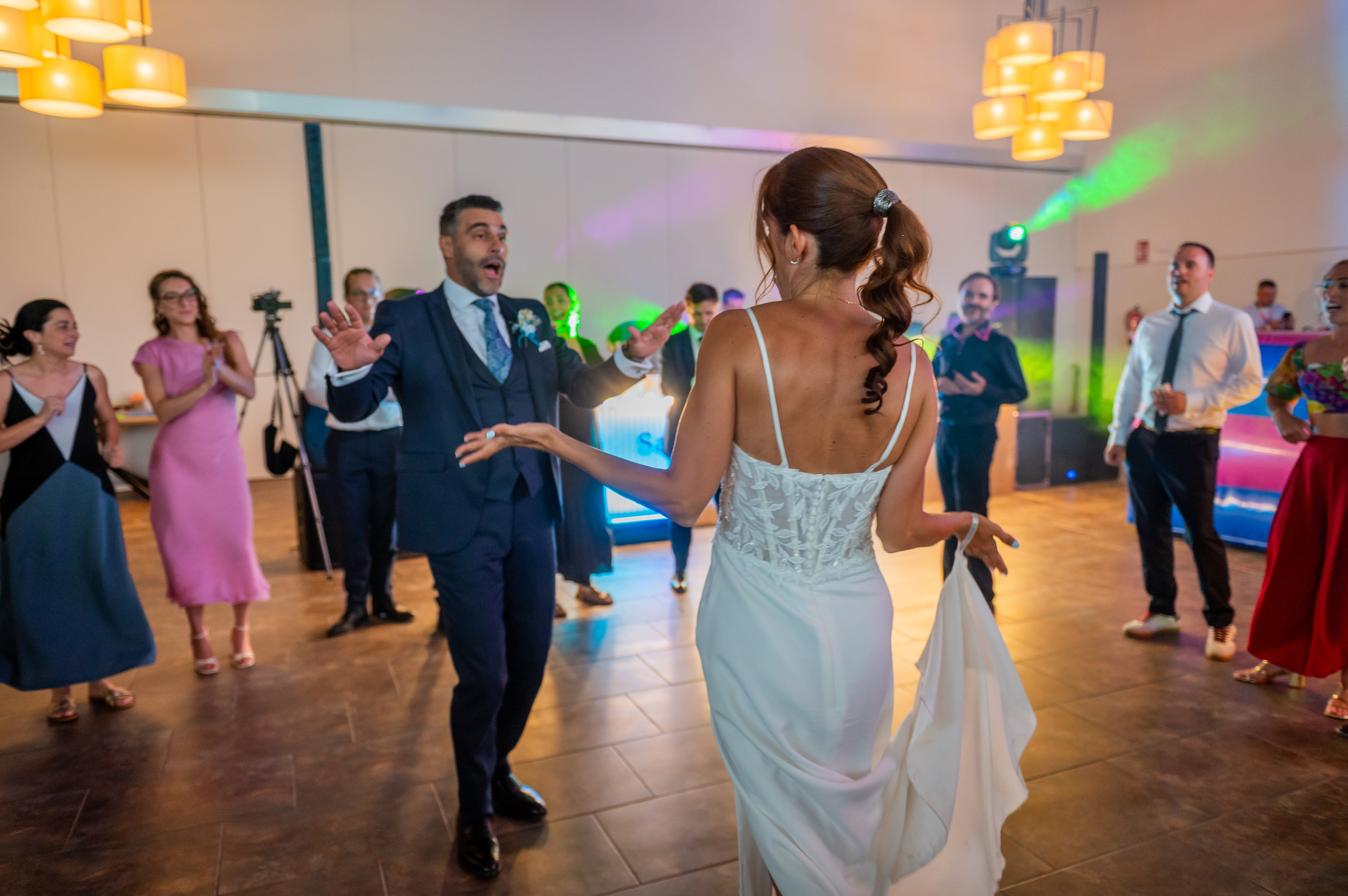 Sara bailando en la fiesta de la boda